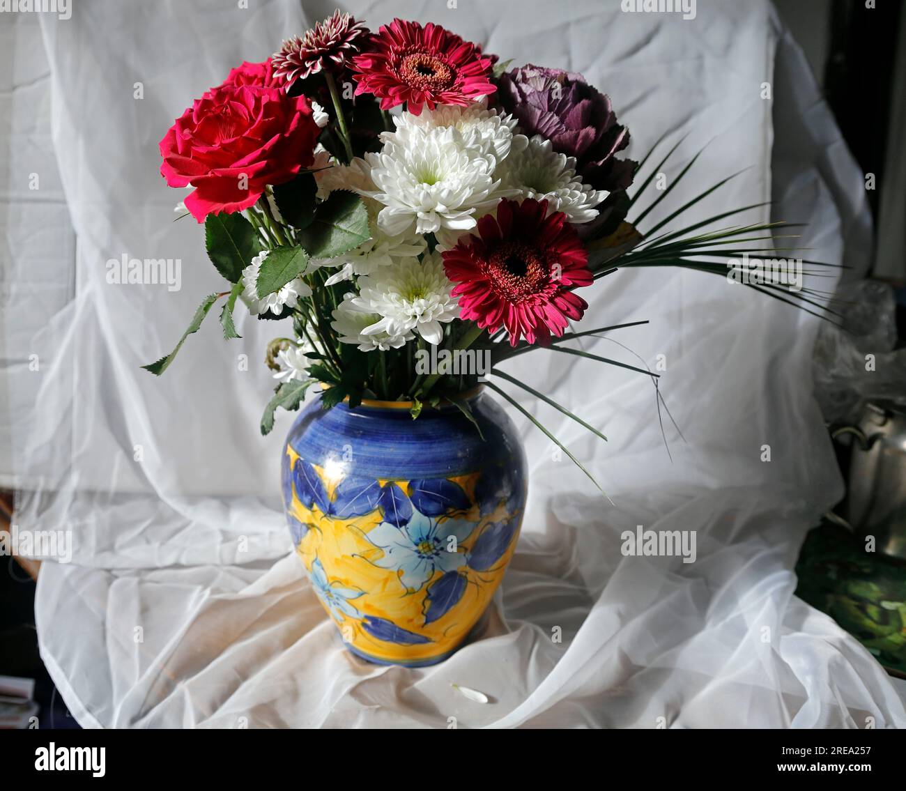 Vase mit gemischten Blumen Stockfoto