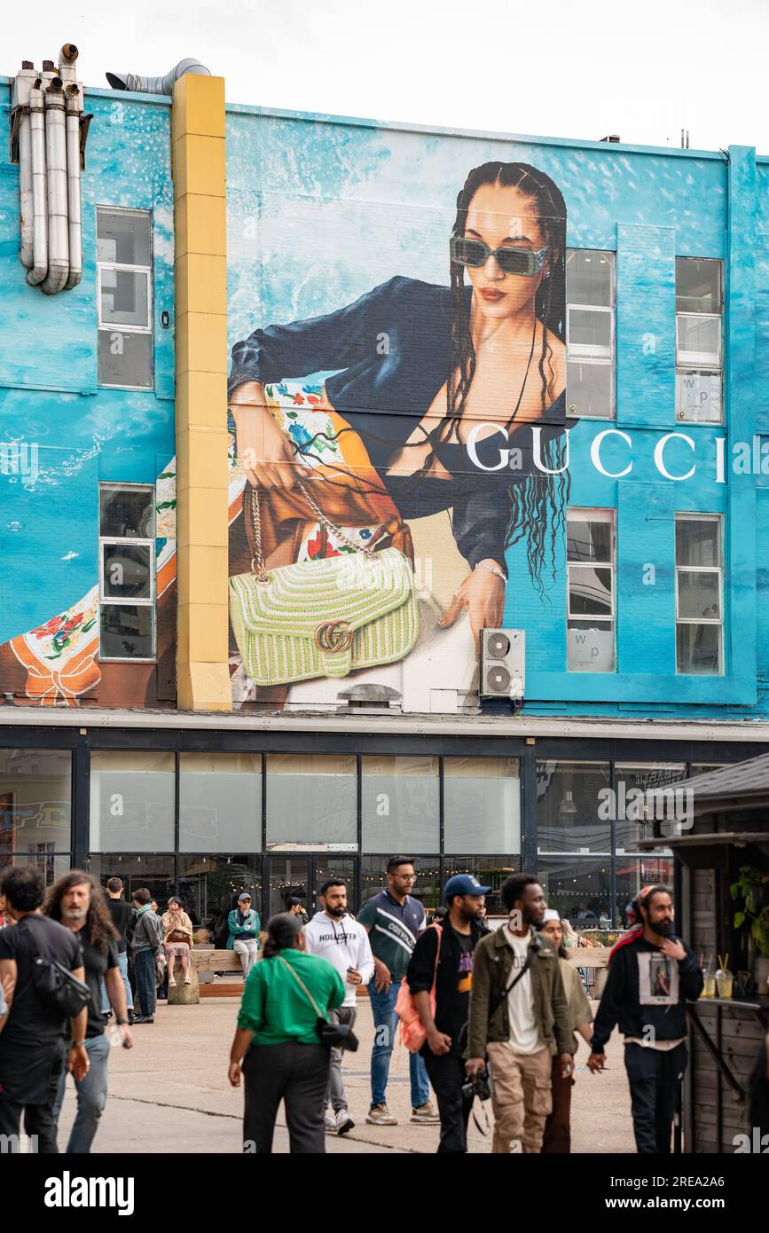 Graffitti-Wandgemälde für Gucci an der Außenseite eines großen Gebäudes auf dem Dray Walk in London. Stockfoto