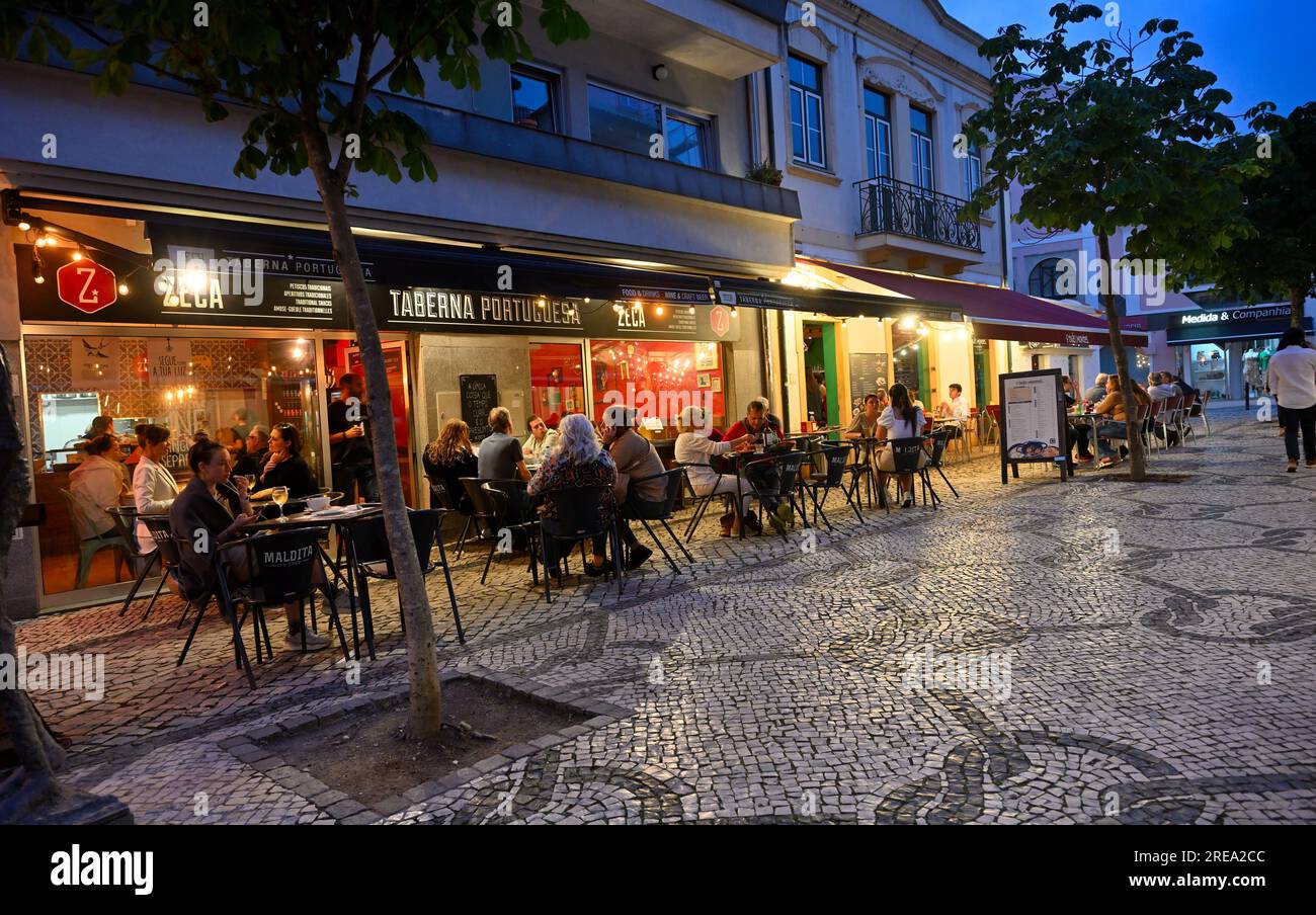 Nachtleben, Essen im Freien entlang der teilweise Fußgängerzone im Stadtzentrum von Aveiro, Portugal Stockfoto