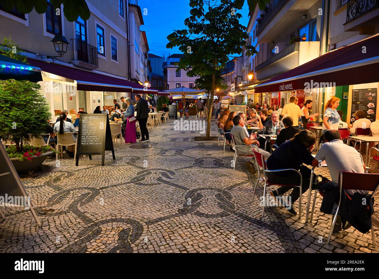Nachtleben, Essen im Freien entlang der teilweise Fußgängerzone im Stadtzentrum von Aveiro, Portugal Stockfoto