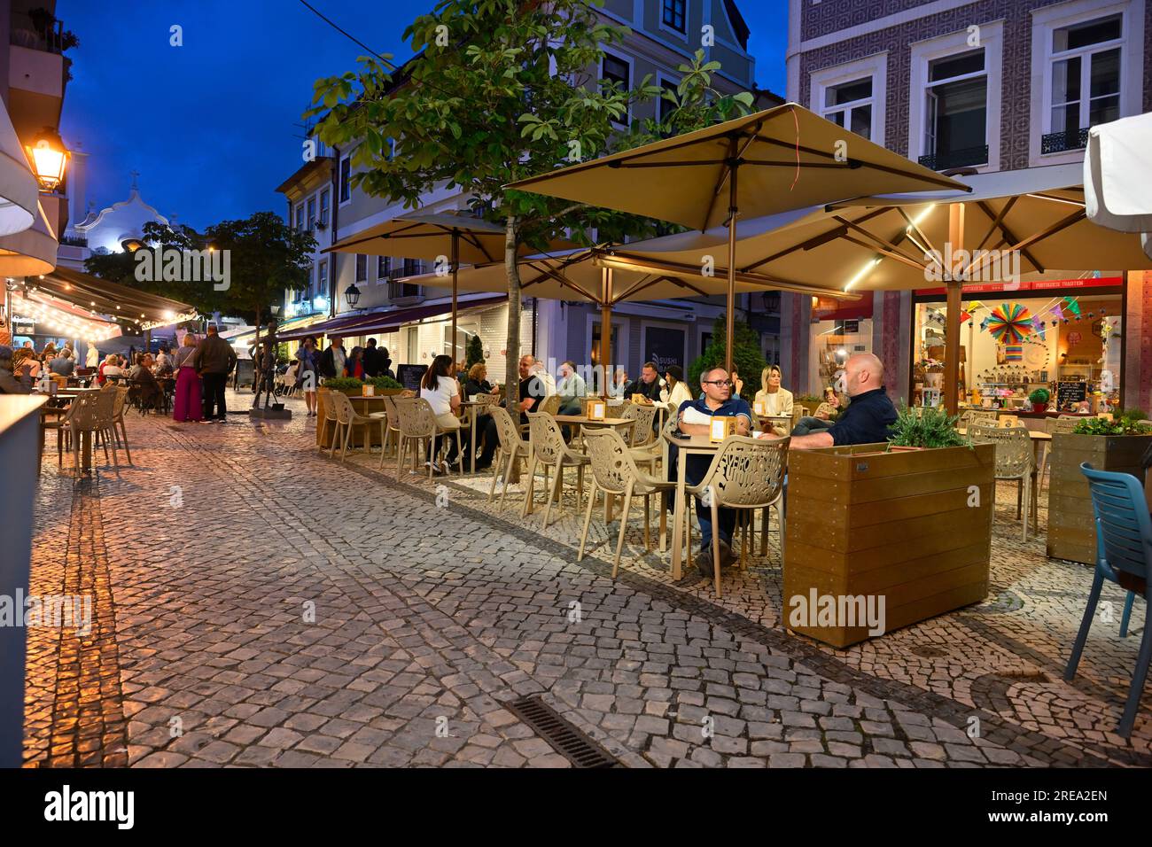 Nachtleben, Essen im Freien entlang der teilweise Fußgängerzone im Stadtzentrum von Aveiro, Portugal Stockfoto