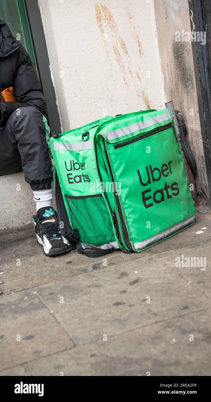 Uber-Eats-Lieferung in London, England Stockfoto