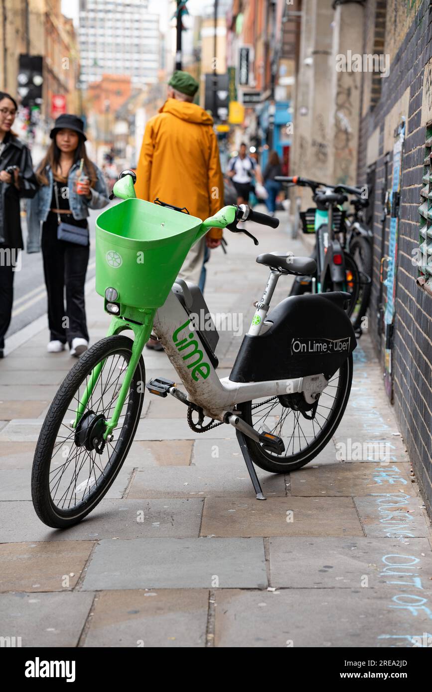 Lime E-Bike in der London Street. Stockfoto