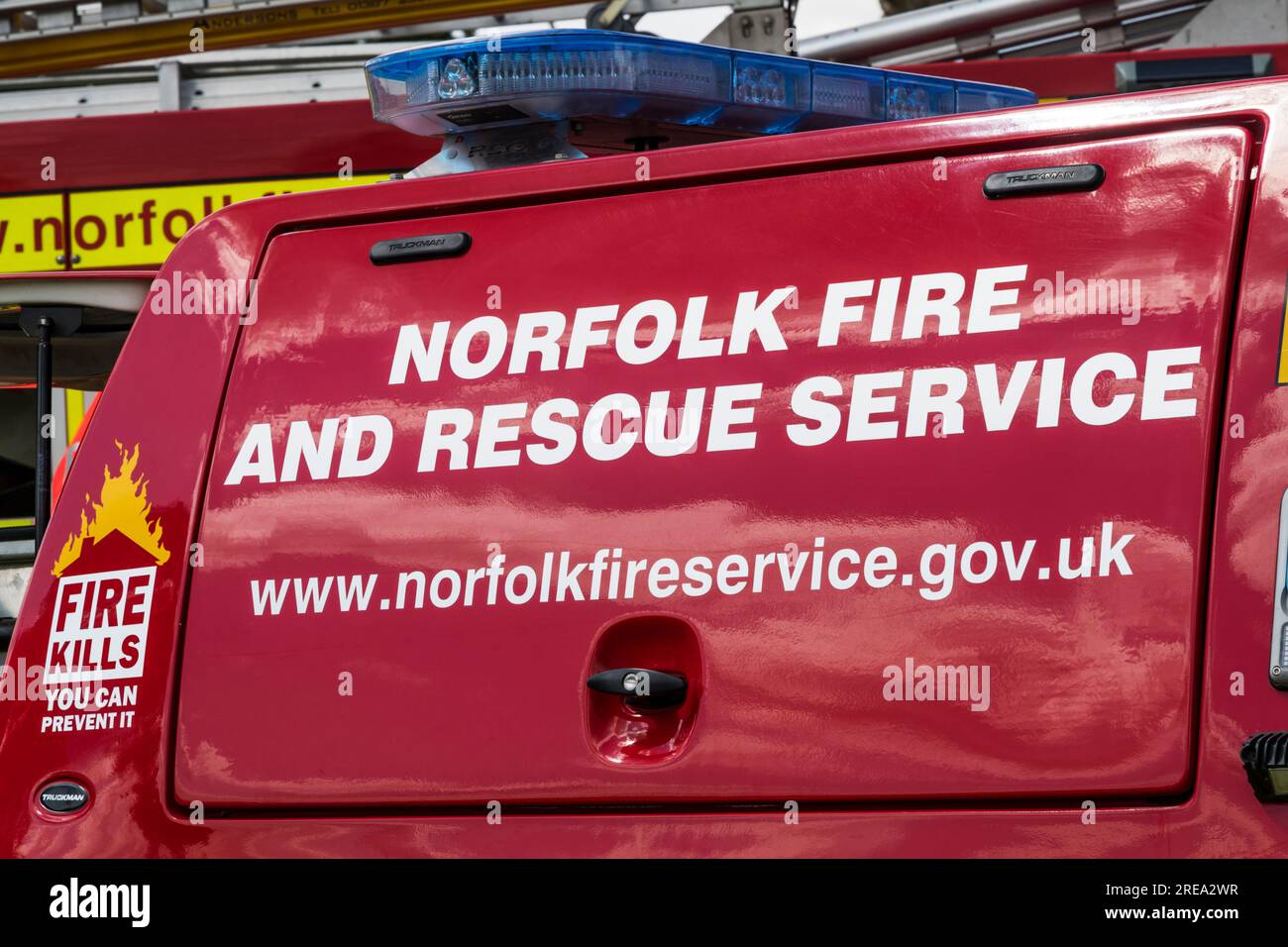 Schild für Norfolk Fire and Rescue Service an der Seite eines Feuerwehrfahrzeugs. Stockfoto