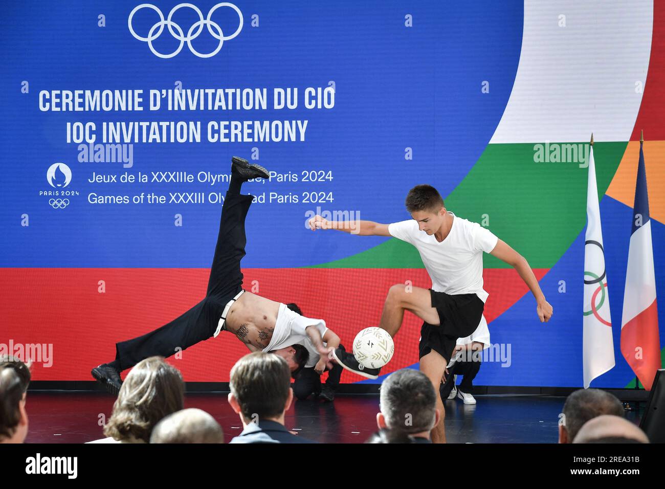 Paris, Frankreich. 26. Juli 2023. Eine Breakdance-Crew tritt während der Einladungszeremonie zu den Olympischen Spielen in Paris 2024 auf, die vom Internationalen Olympischen Komitee am 26. Juli 2023 im Pariser Hauptsitz „Pulse“ 2024 in Paris, Frankreich, organisiert wird. Foto: Firas Abdullah/ABACAPRESS.COM Kredit: Abaca Press/Alamy Live News Stockfoto