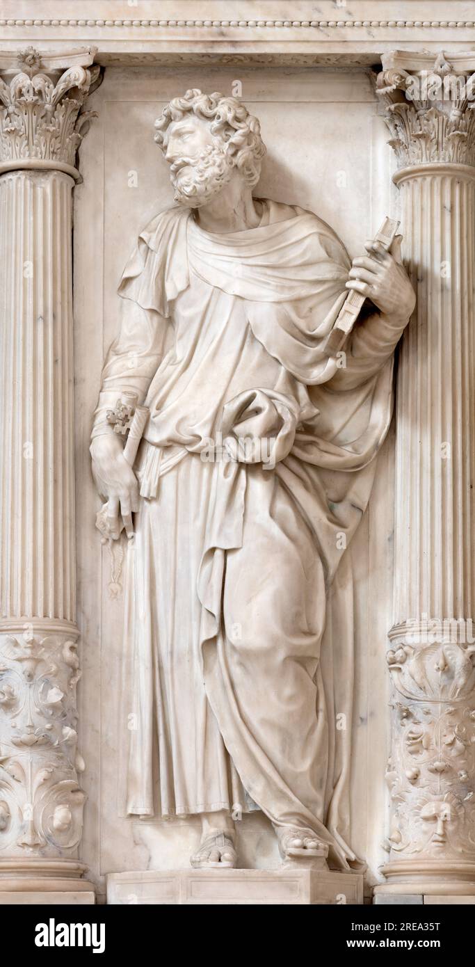 NEAPEL, ITALIEN - 21. APRIL 2023: Die Marmorstatue von St. Peter der Apostel in der Kirche Chiesa di Sant'Anna dei Lombardi von Girolamo Santacroce (1524 Stockfoto