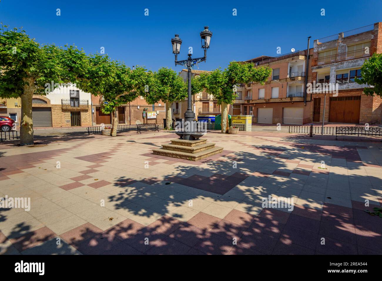 Bassa-Platz, in Bovera, an einem Frühlingsmorgen (Les Garrigues, Lleida, Katalonien, Spanien) ESP: Plaza de la Bassa de Bovera en una mañana de primavera Stockfoto