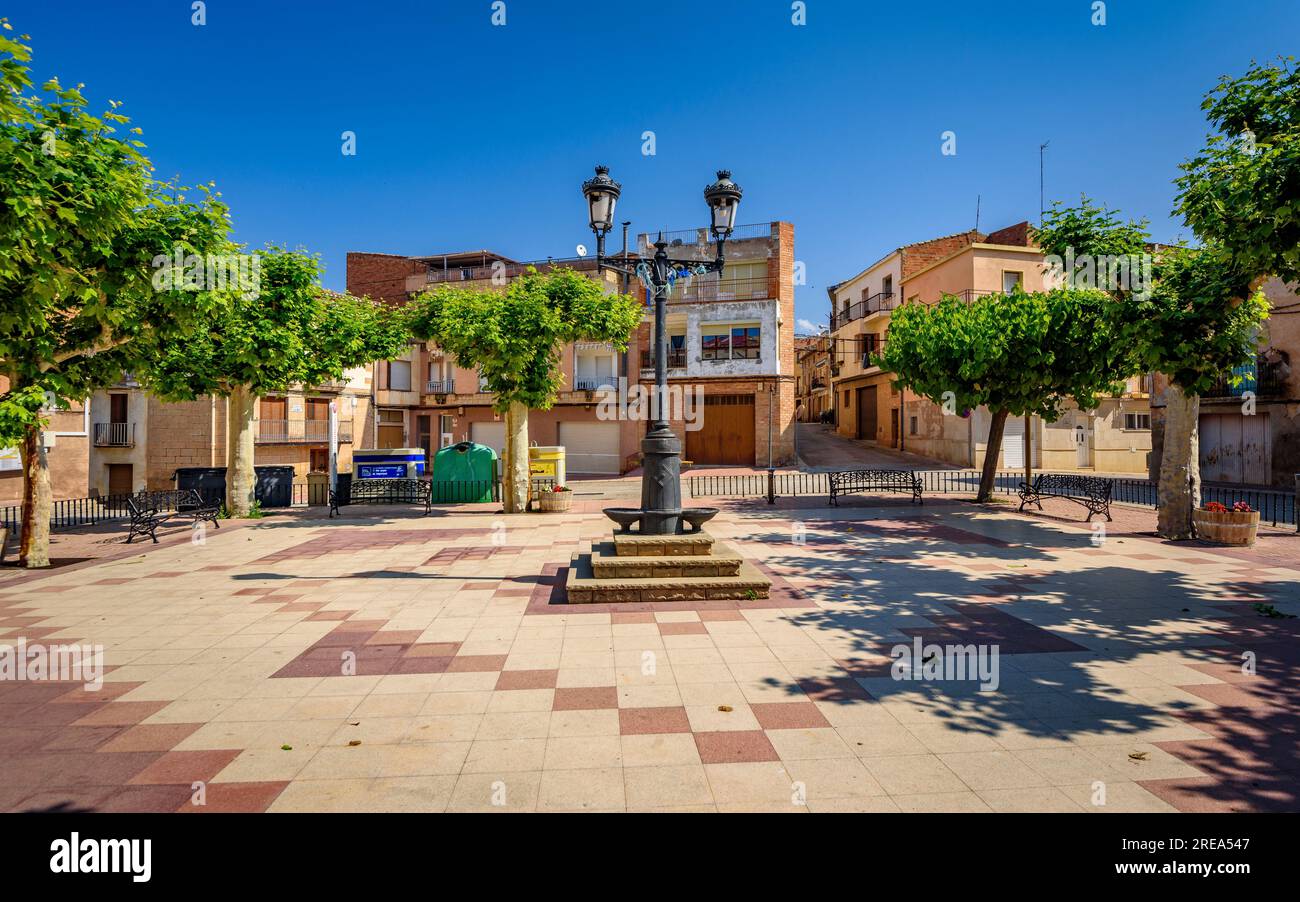 Bassa-Platz, in Bovera, an einem Frühlingsmorgen (Les Garrigues, Lleida, Katalonien, Spanien) ESP: Plaza de la Bassa de Bovera en una mañana de primavera Stockfoto