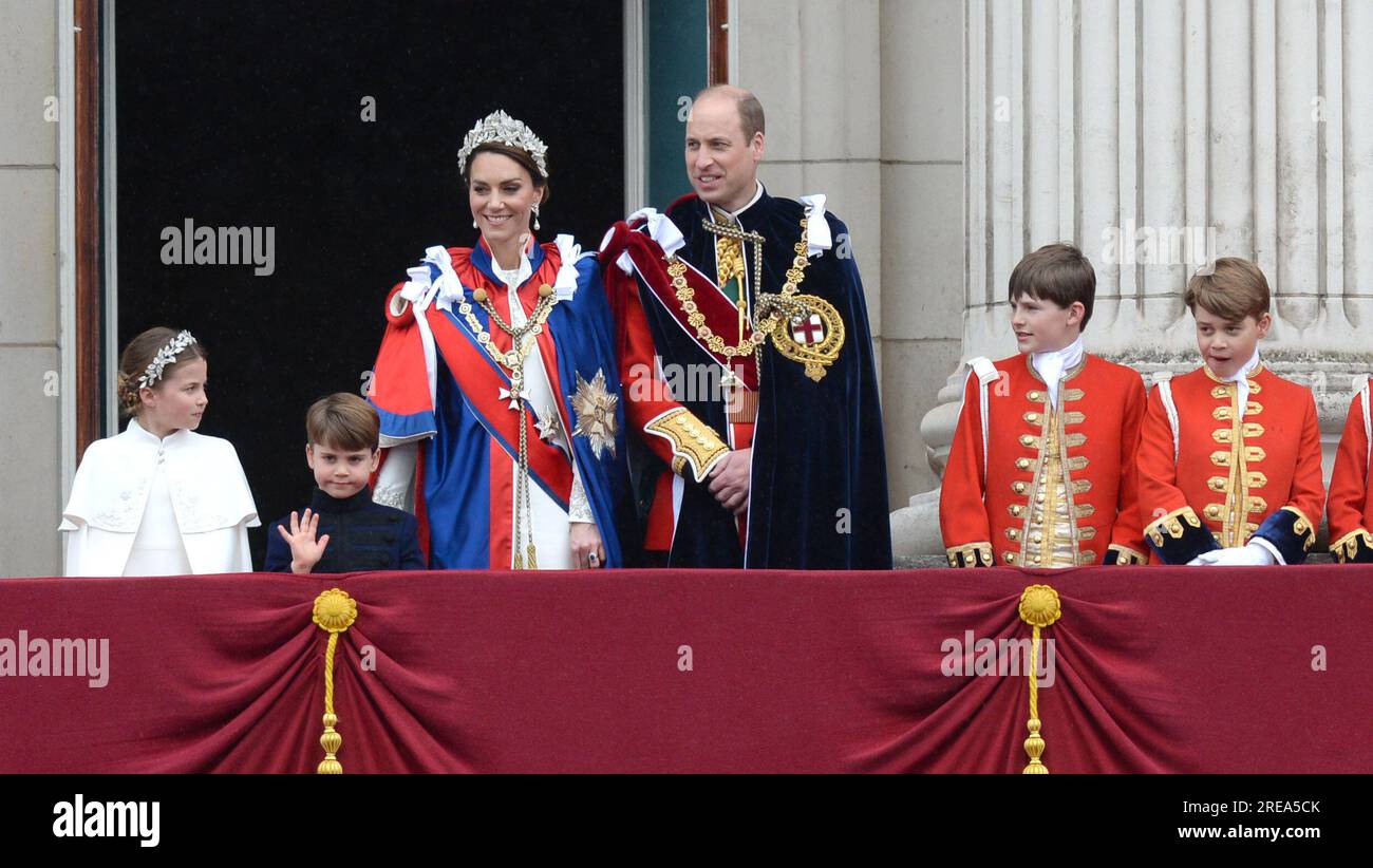 Foto muss gutgeschrieben werden ©Alpha Press 078237 06/05/2023 Prince George of Cambridge, Lord Oliver Cholmondeley, Prince William Prince of Wales Duke of Cambridge und Kate Prinzessin von Wales Catherine Katherine Herzogin von Cambridge Middleton, Prinzessin Charlotte von Cambridge, Prinz Louis von Cambridge auf dem Balkon im Buckingham Palace nach der Krönung von König Karl III. Und Königin Camilla in London Stockfoto