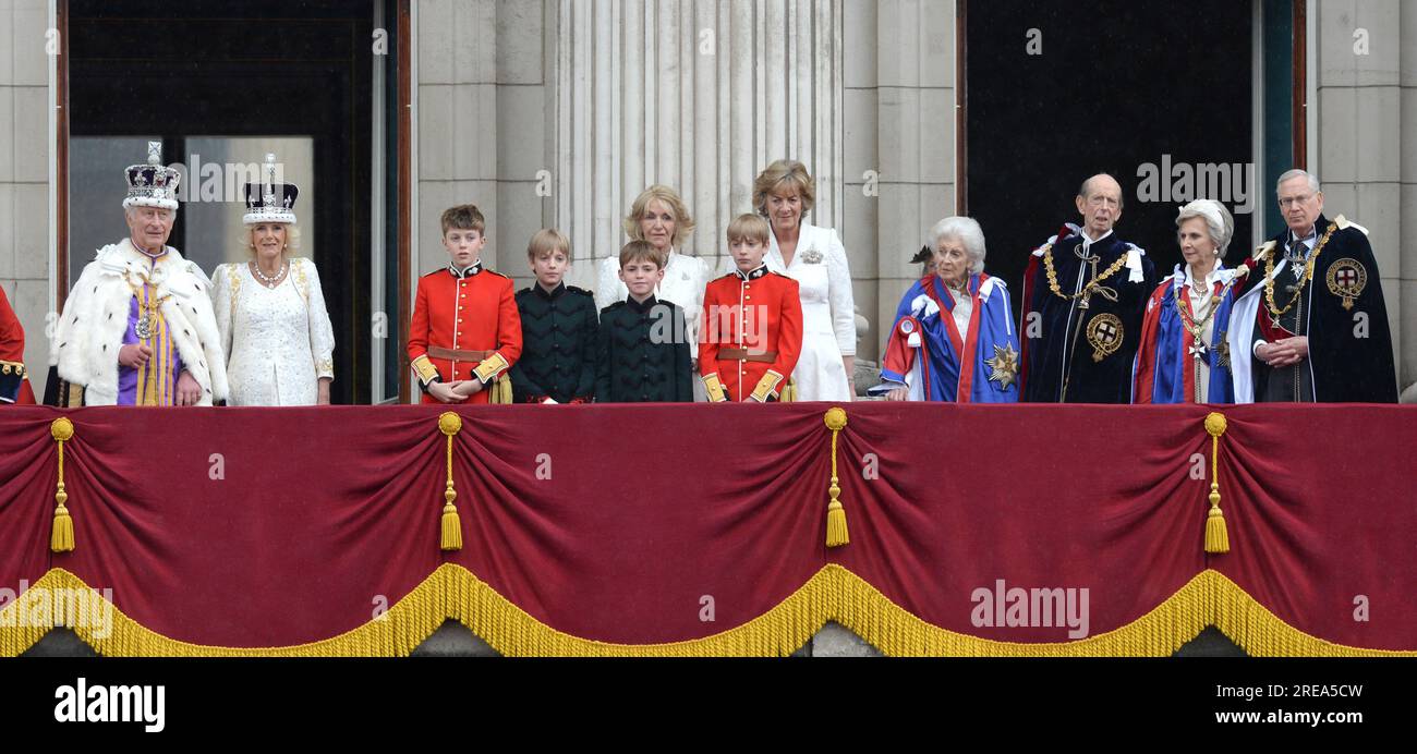 Foto muss gutgeschrieben werden ©Alpha Press 078237 06/05/2023 King Charles III und Queen Camilla Prince George of Cambridge, Louis Lopes, Freddy Parker Bowles, Arthur Elliot, Gus Lopes, Lady Fiona Lansdowne und Annabel Elliot, Prinzessin Alexandra, Herzog von Kent, Herzog und Herzogin von Gloucester auf dem Balkon des Buckingham Palace nach der Krönung von König Karl III. Und Königin Camilla in London Stockfoto