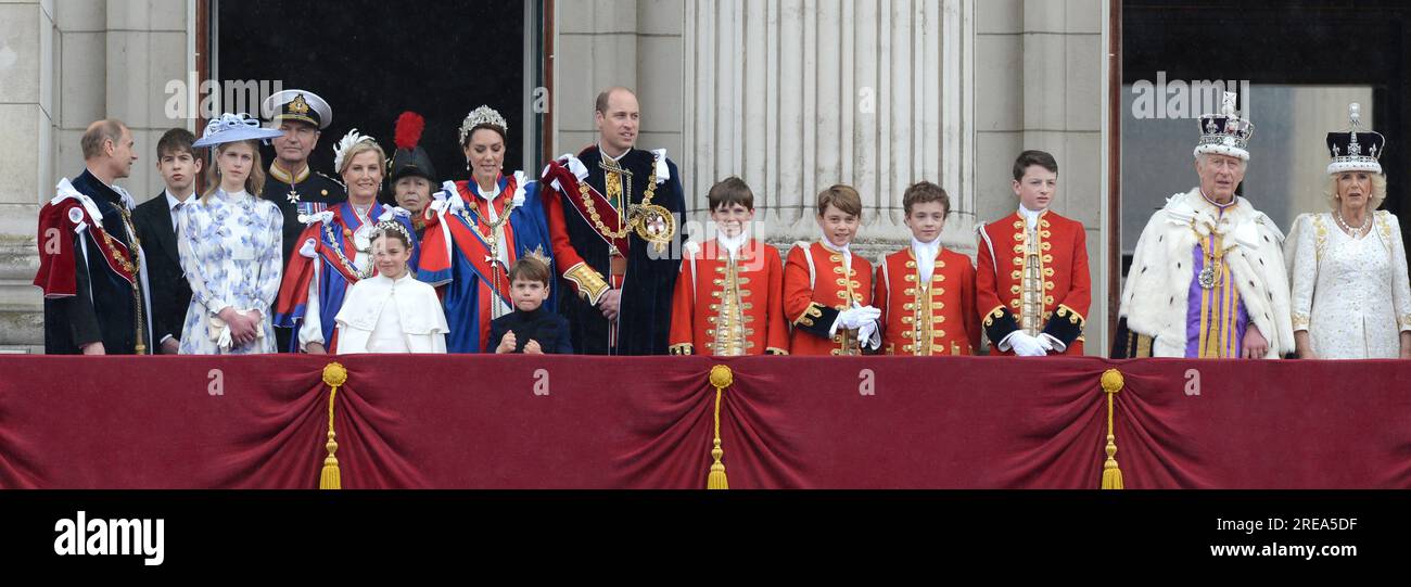 Foto muss gutgeschrieben werden ©Alpha Press 078237 06/05/2023 King Charles III und Queen Camilla with Prince George of Cambridge, Lord Oliver Cholmondeley, Nicholas Barclay, Ralph Tollemache, Prince William Prince of Wales Duke of Cambridge und Kate Princess of Wales Catherine Katherine Herzogin of Cambridge Middleton, Prinzessin Charlotte of Cambridge, Prinz Louis von Cambridge, Prinz Edward Earl von Wessex Herzog von Edinburgh, Viscount Severn James Alexander Philip Theo Mountbatten Windsor, Sophie Gräfin von Wessex Herzogin von Edinburgh, Tim Laurence, Prinzessin Anne auf dem Balkon des Buckingham Palace Haft Stockfoto