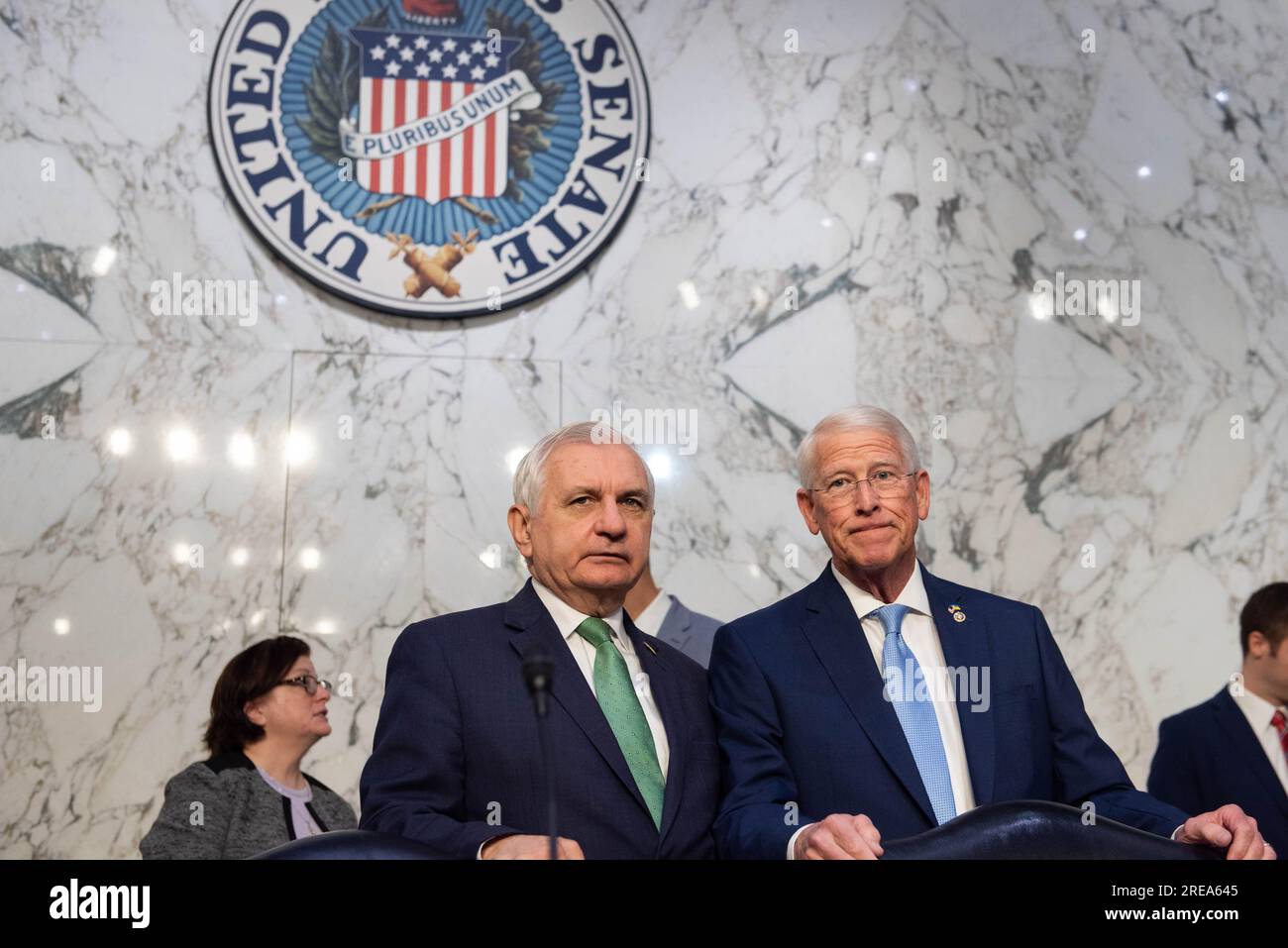 United States Senator Jack Reed (Demokrat von Rhode Island), Vorsitzender des US Senate Committee on Armed Services, Und Senator Roger Wicker (Republikaner von Mississippi), Ranking Member, US Senate Committee on Armed Services, spricht vor der Anhörung der Senate Armed Services, um die Nominierungen von Generalleutnant Gregory M. Guillot, USAF, zum General und Commander, United States Northern Command/Commander, North American Aerospace Defense Command, Und Generalleutnant Stephen N. Whiting, USSF, als General und Commander, United States Space Command, beide vom Verteidigungsministerium. Stockfoto