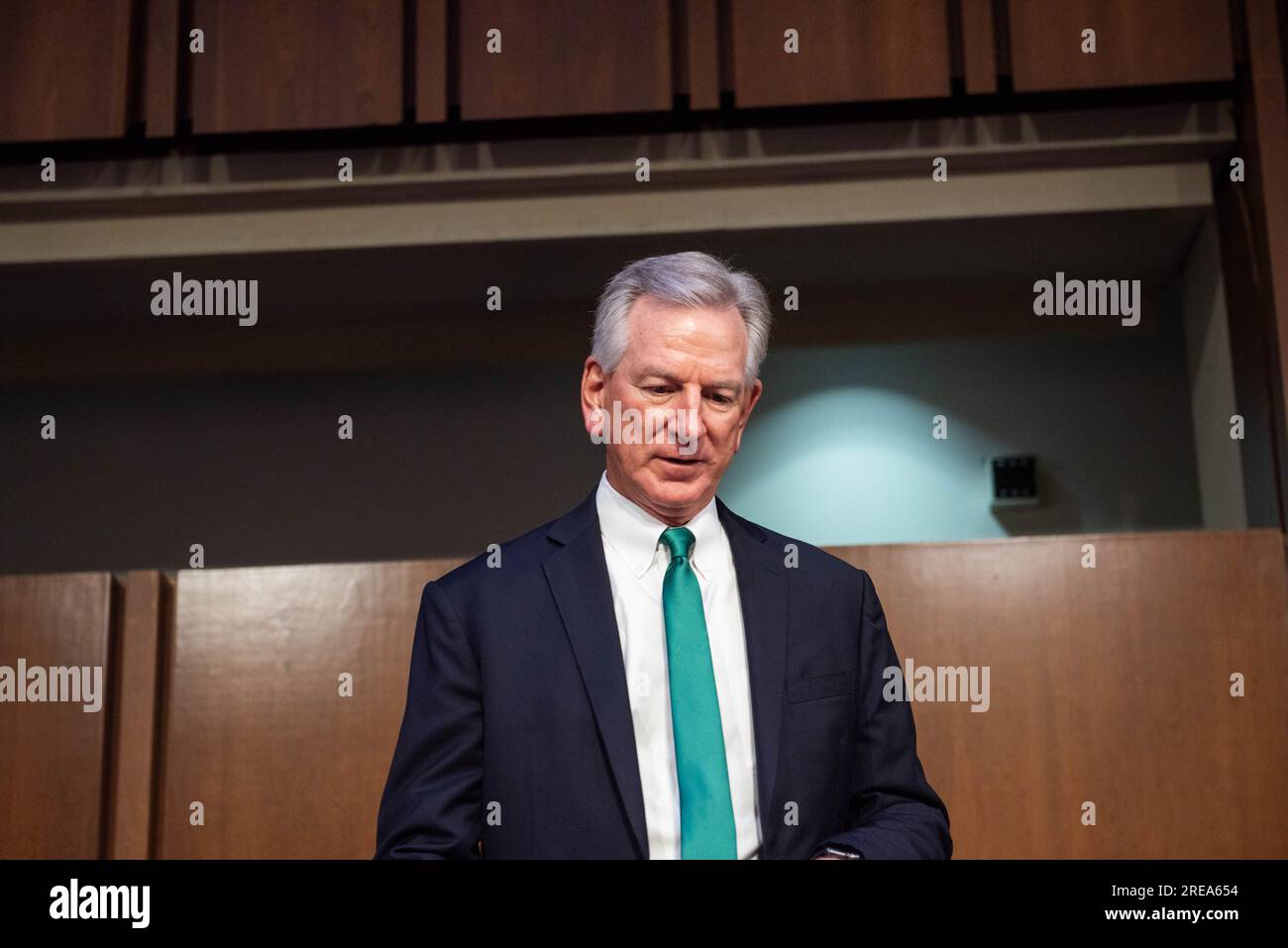 United States Senator Tommy Tuberville (Republikaner von Alabama) vor der Anhörung des Militärdienstes des Senats zur Prüfung der Nominierungen von Generalleutnant Gregory M. Guillot, USAF, zum General und Commander, United States Northern Command/Commander, North American Aerospace Defense Command, Und Generalleutnant Stephen N. Whiting, USSF, als General und Commander, United States Space Command, beide vom Verteidigungsministerium. Kredit: Annabelle Gordon/CNP/MediaPunch Stockfoto