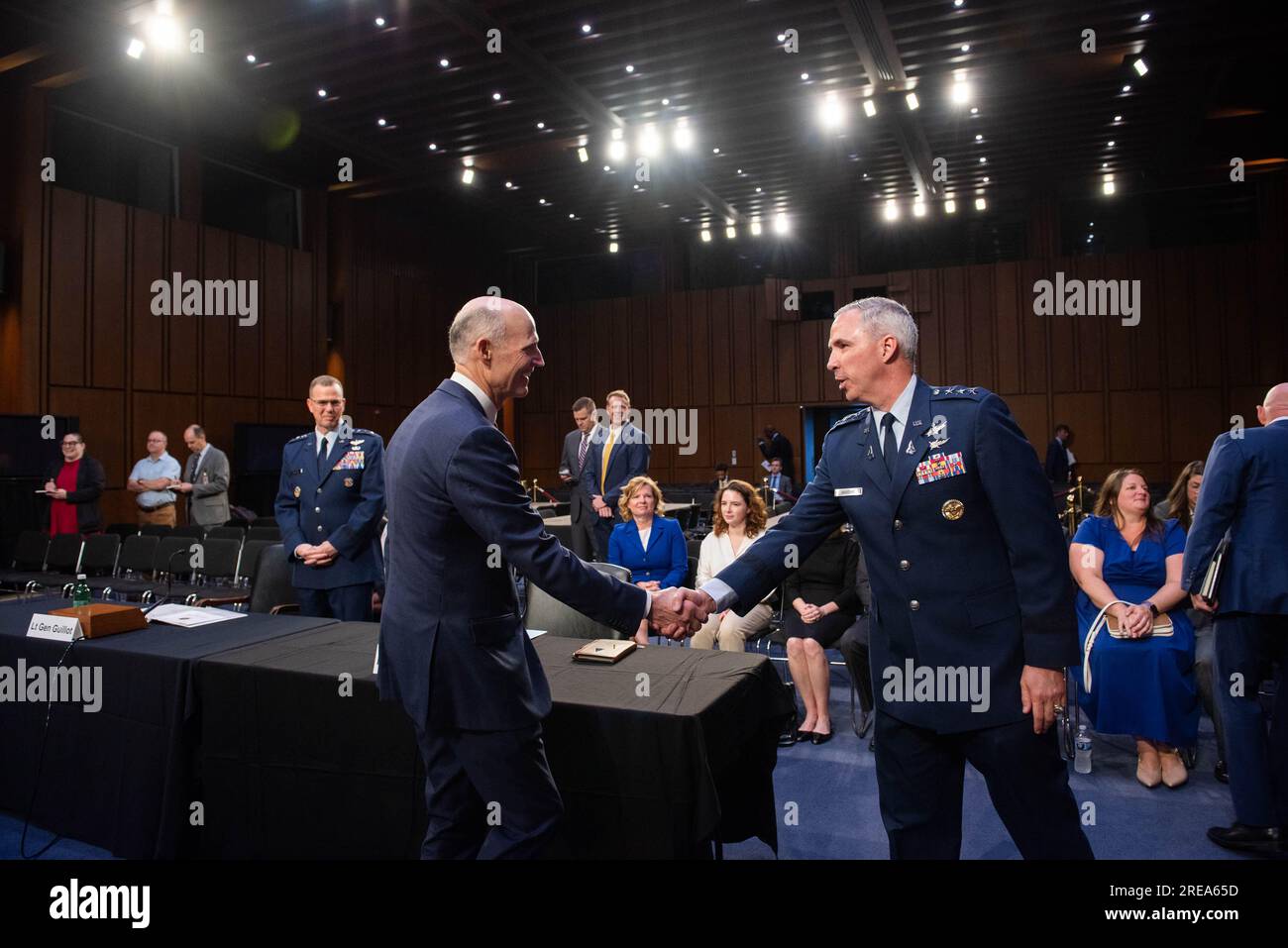 US-Senator Rick Scott (Republikaner von Florida) gibt dem nordamerikanischen Luft- und Raumfahrtschutzkommando die Hand. Und Generalleutnant Stephen N. Whiting, USSF, vor der Anhörung der Streitkräfte des Senats zur Prüfung der Nominierungen von Generalleutnant Gregory M. Guillot, USAF, zum General und Commander, United States Northern Command/Commander, North American Aerospace Defense Command, Und Generalleutnant Stephen N. Whiting, USSF, als General und Commander, United States Space Command, beide vom Verteidigungsministerium. Kredit: Annabelle Gordon/CNP/MediaPunch Stockfoto