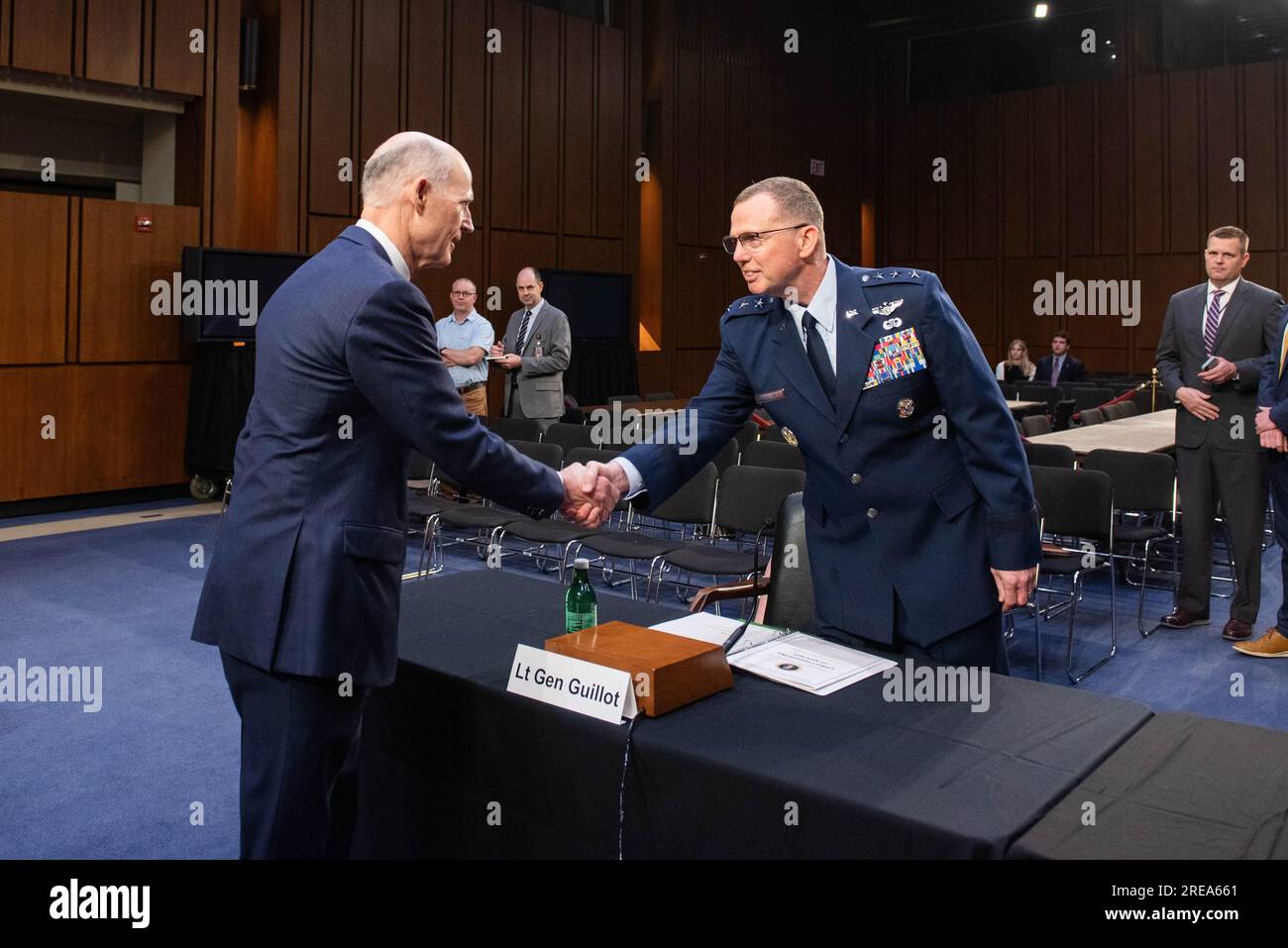 United States Senator Rick Scott (Republikaner von Florida) schüttelt vor der Anhörung des Militärdienstes des Senats die Hand von USAF General Gregory Guillot, um die Nominierungen von Generalleutnant Gregory M. Guillot, USAF, zum General und Commander, United States Northern Command/Commander, North American Aerospace Defense Command, Und Generalleutnant Stephen N. Whiting, USSF, als General und Commander, United States Space Command, beide vom Verteidigungsministerium. Kredit: Annabelle Gordon/CNP/MediaPunch Stockfoto