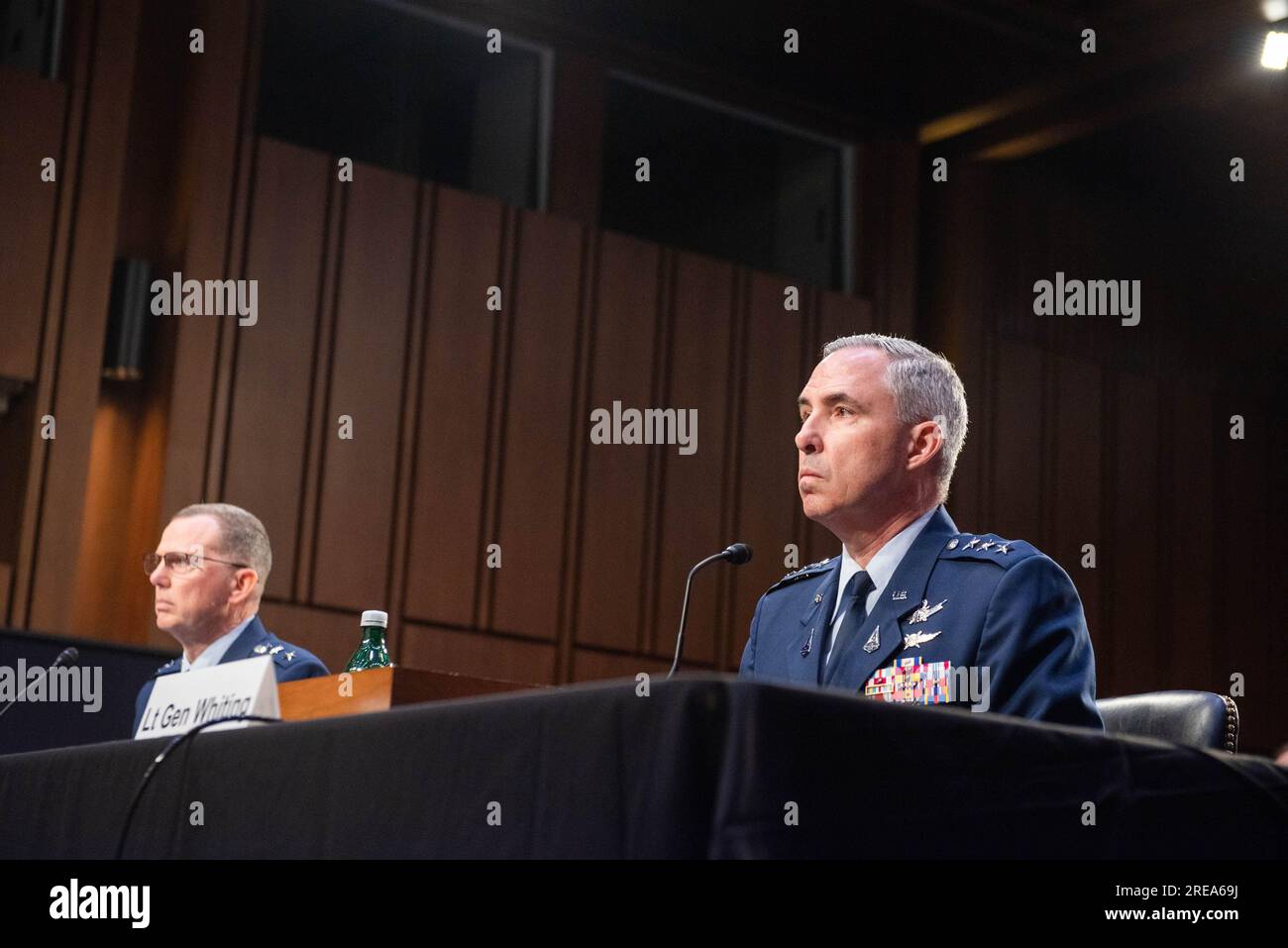 North American Aerospace Defense Command und Lieutenant General Stephen N. Whiting, USSF, und General Gregory M. Guillot, USAF, bei einer Anhörung des Militärdienstes des Senats zur Prüfung der Nominierungen von Generalleutnant Gregory M. Guillot, USAF, zum General und Commander, United States Northern Command/Commander, North American Aerospace Defense Command, Und Generalleutnant Stephen N. Whiting, USSF, als General und Commander, United States Space Command, beide vom Verteidigungsministerium. Kredit: Annabelle Gordon/CNP/MediaPunch Stockfoto