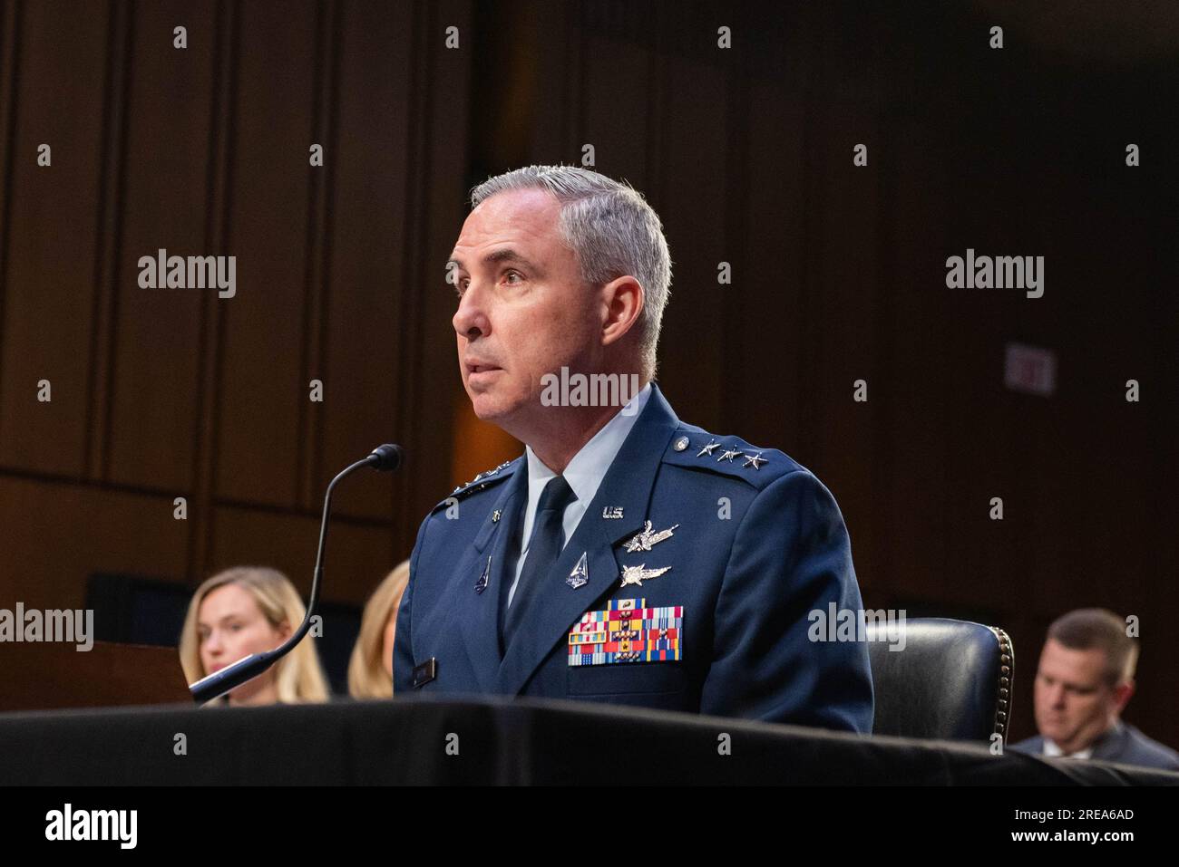 North American Aerospace Defense Command und Lieutenant General Stephen N. Whiting, USSF, sprechen bei einer Anhörung des Senats, um die Nominierungen von Generalleutnant Gregory M. Guillot, USAF, zum General und Commander, United States Northern Command/Commander, North American Aerospace Defense Command, Und Generalleutnant Stephen N. Whiting, USSF, als General und Commander, United States Space Command, beide vom Verteidigungsministerium. Kredit: Annabelle Gordon/CNP/MediaPunch Stockfoto