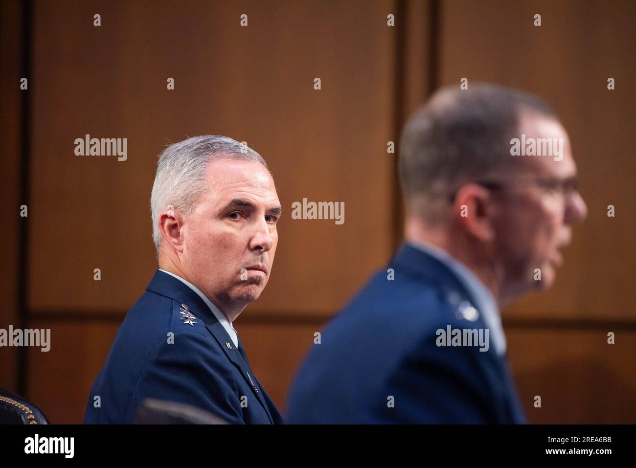 Nordamerikanisches Luftfahrt-Verteidigungskommando, Und Generalleutnant Stephen N. Whiting, USSF, sieht General Gregory M. Guillot, USAF, bei einer Anhörung des Senats der Streitkräfte zu sprechen, um die Nominierungen von Generalleutnant Gregory M. Guillot, USAF, zum General und Commander, United States Northern Command/Commander, North American Aerospace Defense Command, Und Generalleutnant Stephen N. Whiting, USSF, als General und Commander, United States Space Command, beide vom Verteidigungsministerium. Kredit: Annabelle Gordon/CNP/MediaPunch Stockfoto