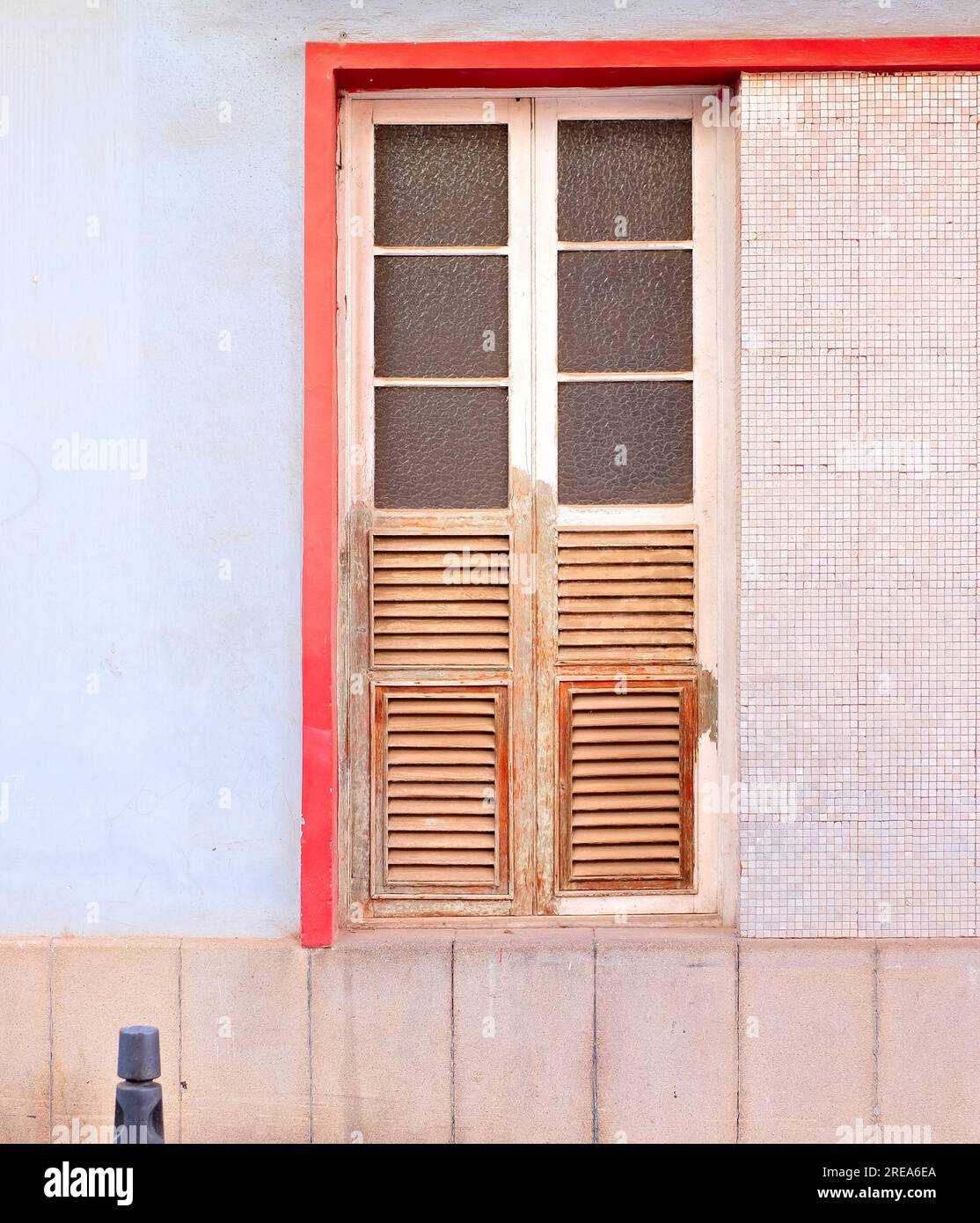 Altes Fenster mit Holzrahmen in einem alten Villa-Haus, bereit für den Wiederaufbau und die Renovierung. Stockfoto