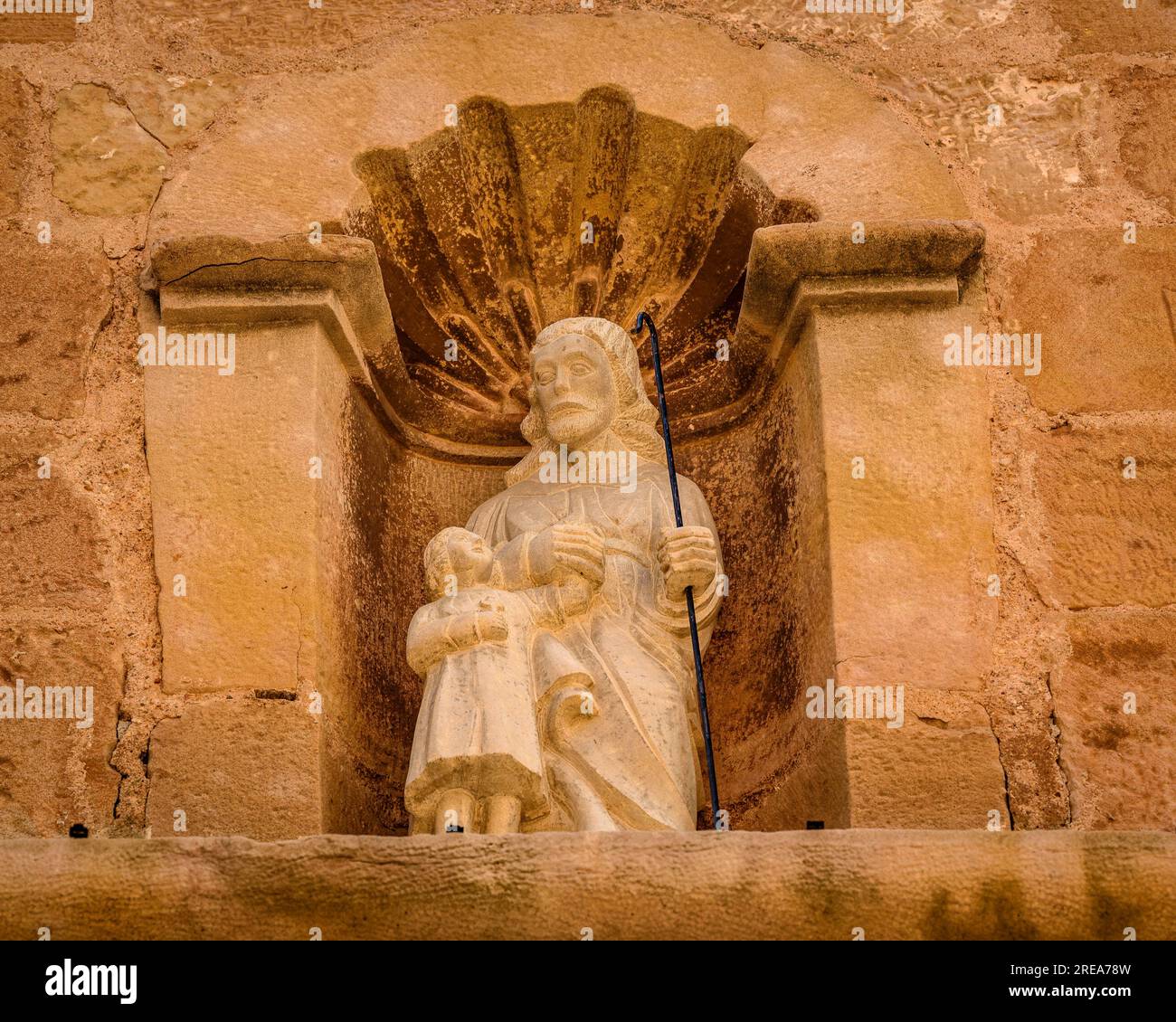 Angaben zum Portal und zur Fassade der Kirche von Bovera (Les Garrigues, Lleida, Katalonien, Spanien) ESP: Detalles del Portal de la iglesia de Bovera Stockfoto