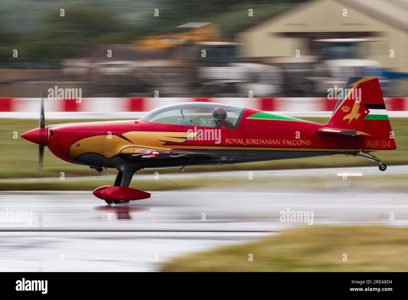 Einer der Royal Jordanian Falcons startete im Regen für eine Ausstellung, die nie auf der Royal International Air Tattoo 2023 stattfand. Stockfoto