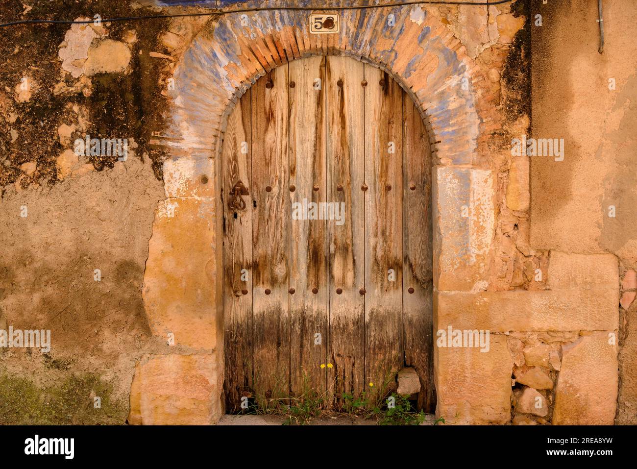 Alte Holztür eines Hauses in Bovera (Les Garrigues, Lleida, Katalonien, Spanien) ESP: Puerta antigua de madera de una casa en Bovera (Lérida, España) Stockfoto