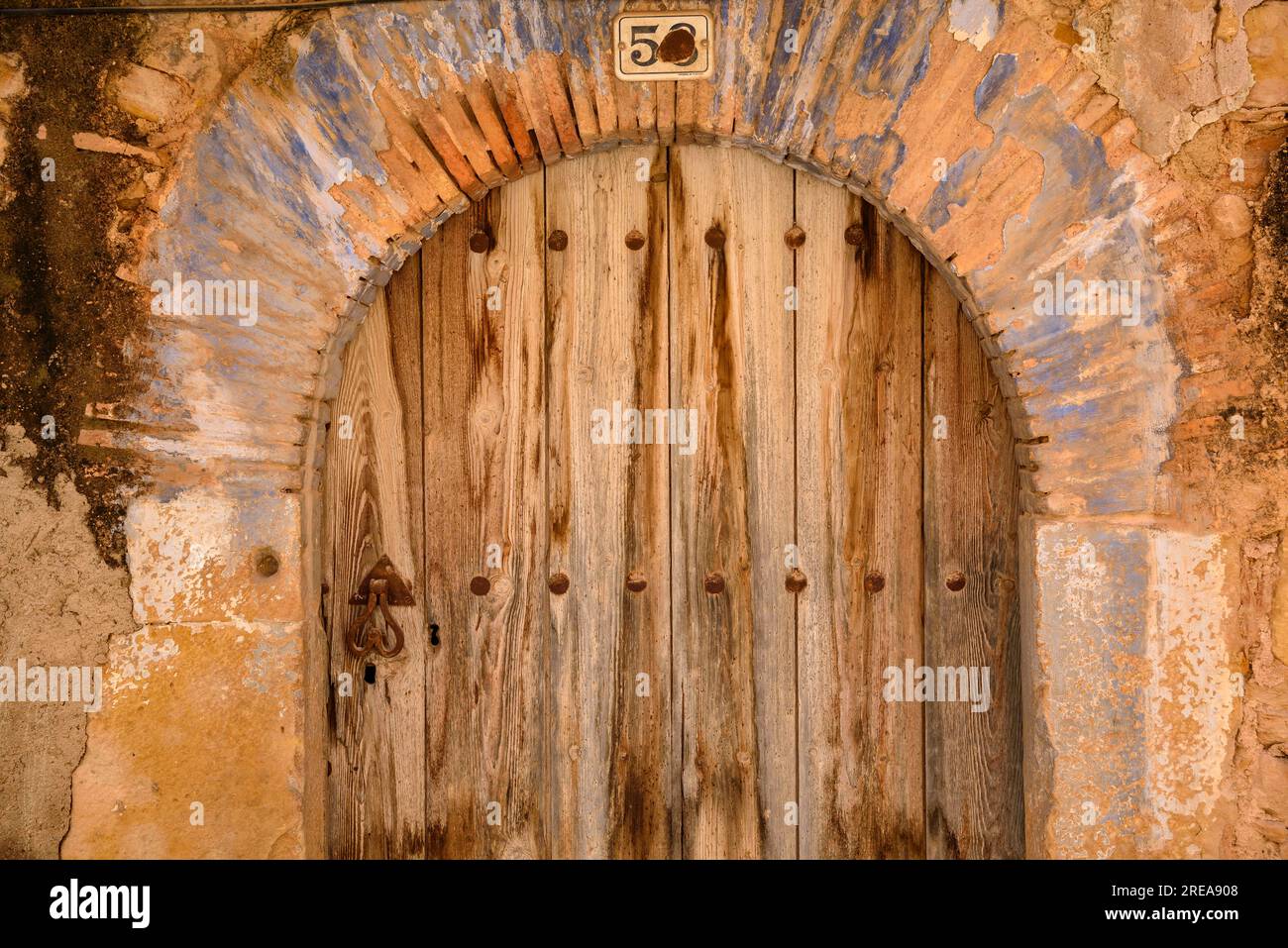 Alte Holztür eines Hauses in Bovera (Les Garrigues, Lleida, Katalonien, Spanien) ESP: Puerta antigua de madera de una casa en Bovera (Lérida, España) Stockfoto