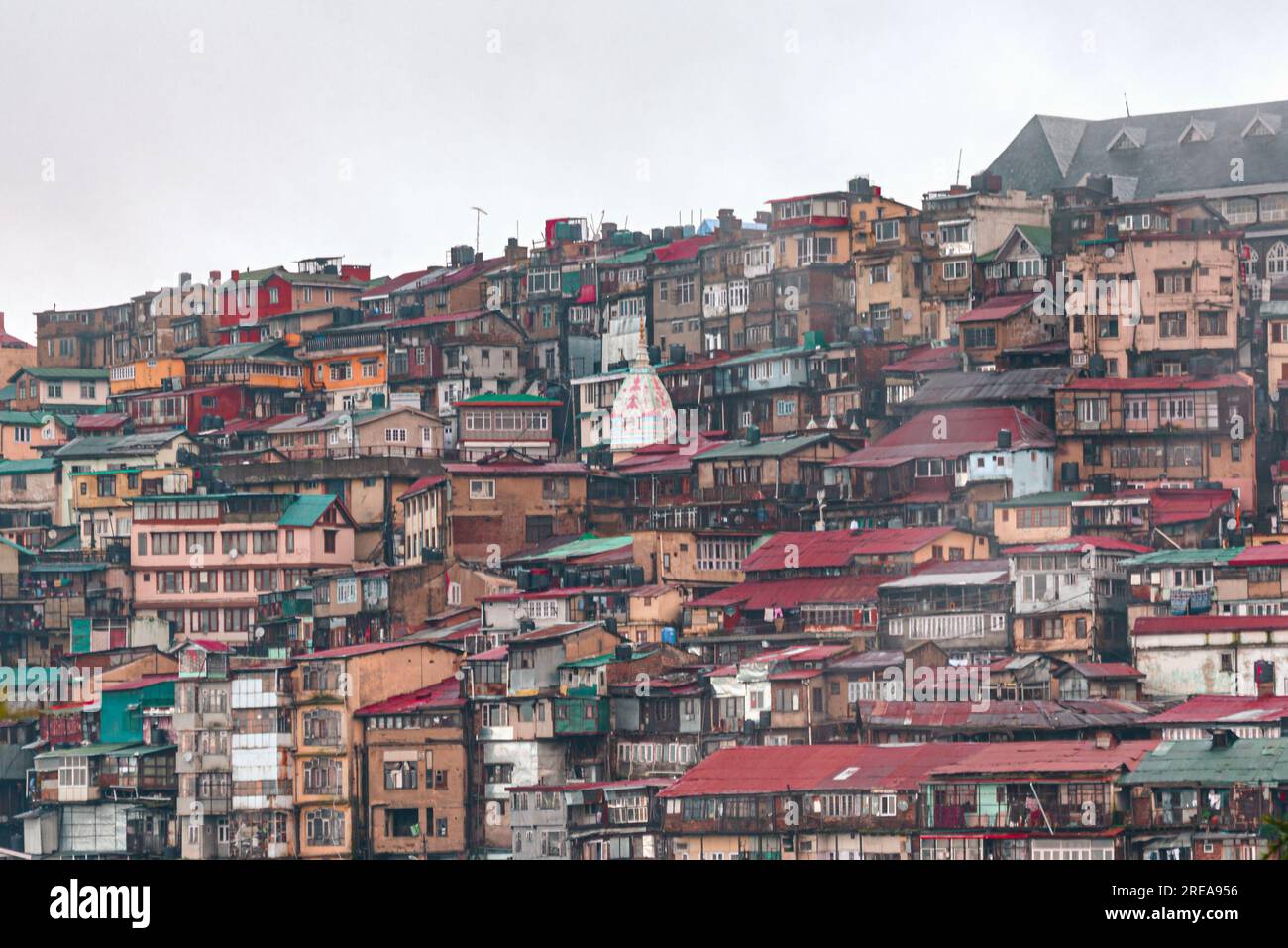 Skyline von Shimla in Himachal Pradesh, Indien. Natürliche Schönheit von Shimla Himachal Pradesh India. Das beste Ziel für Flitterwochen für Paare und Touristen Stockfoto