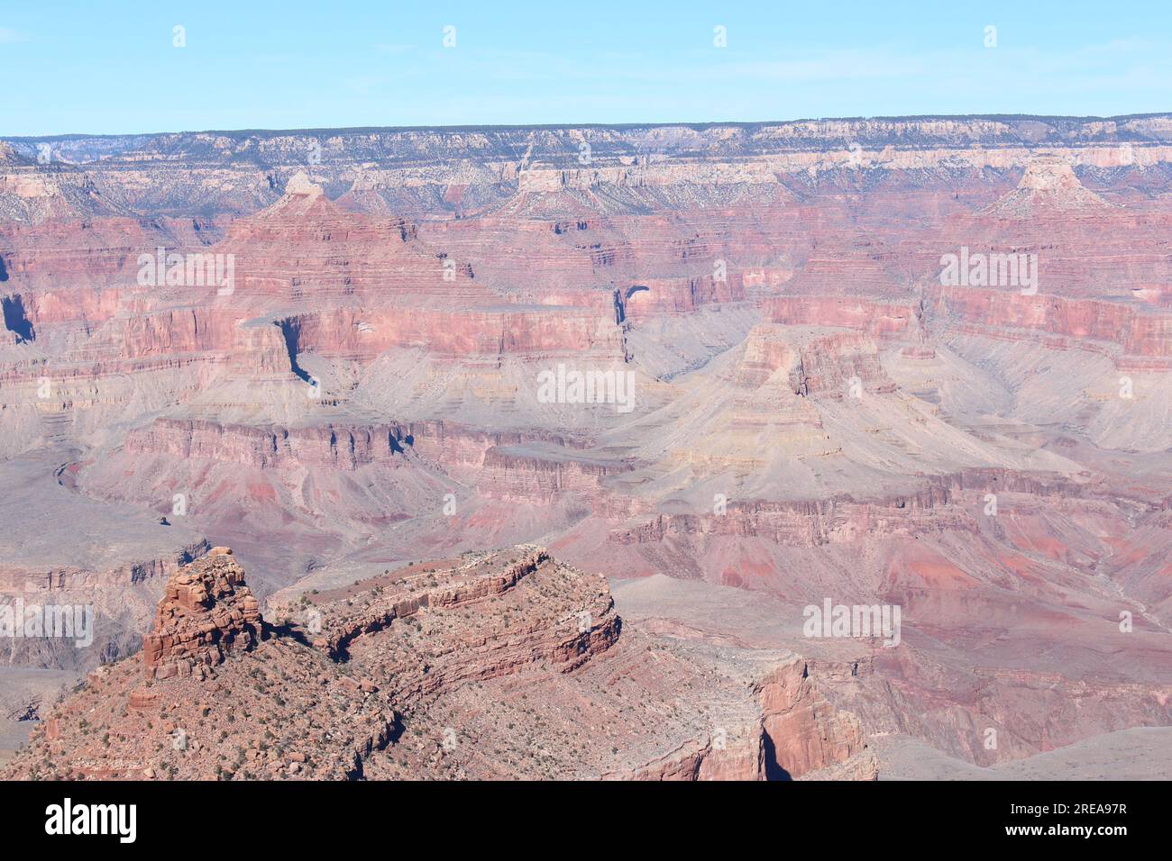 Blick auf den südlichen Grand Canyon mit Blick nach Norden mit leichten Wolken an einem lebhaften Wintertag in Arizona Stockfoto