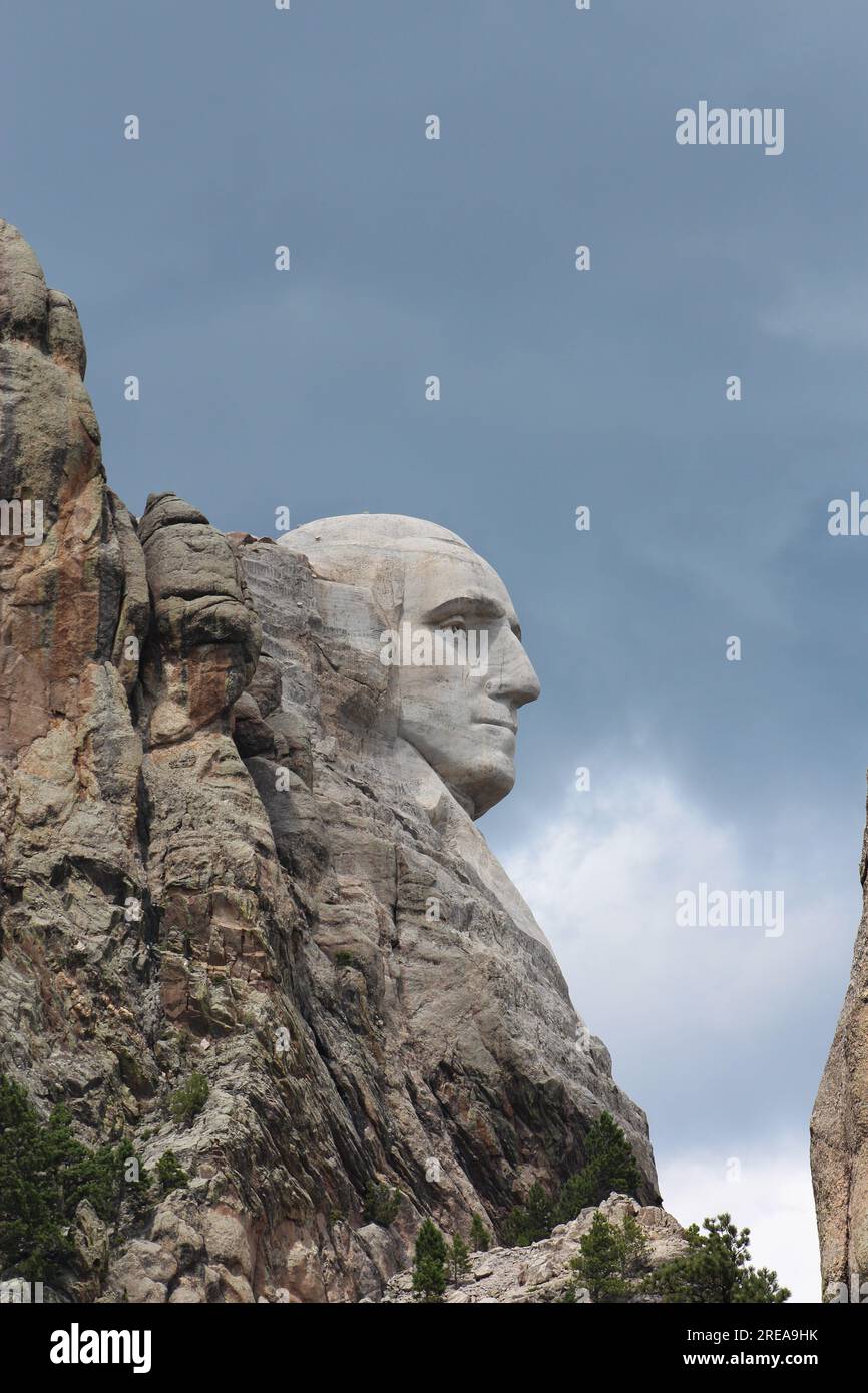 Seltenes Profil von George Washington auf dem Mount Rushmore hinter dem Monument Stockfoto