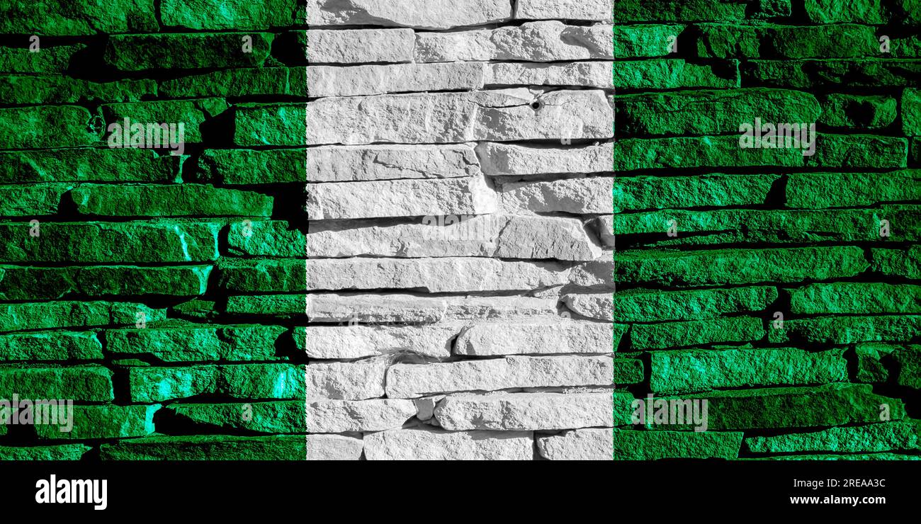 Flagge der Bundesrepublik Nigeria auf strukturiertem Hintergrund. Konzeptcollage. Stockfoto