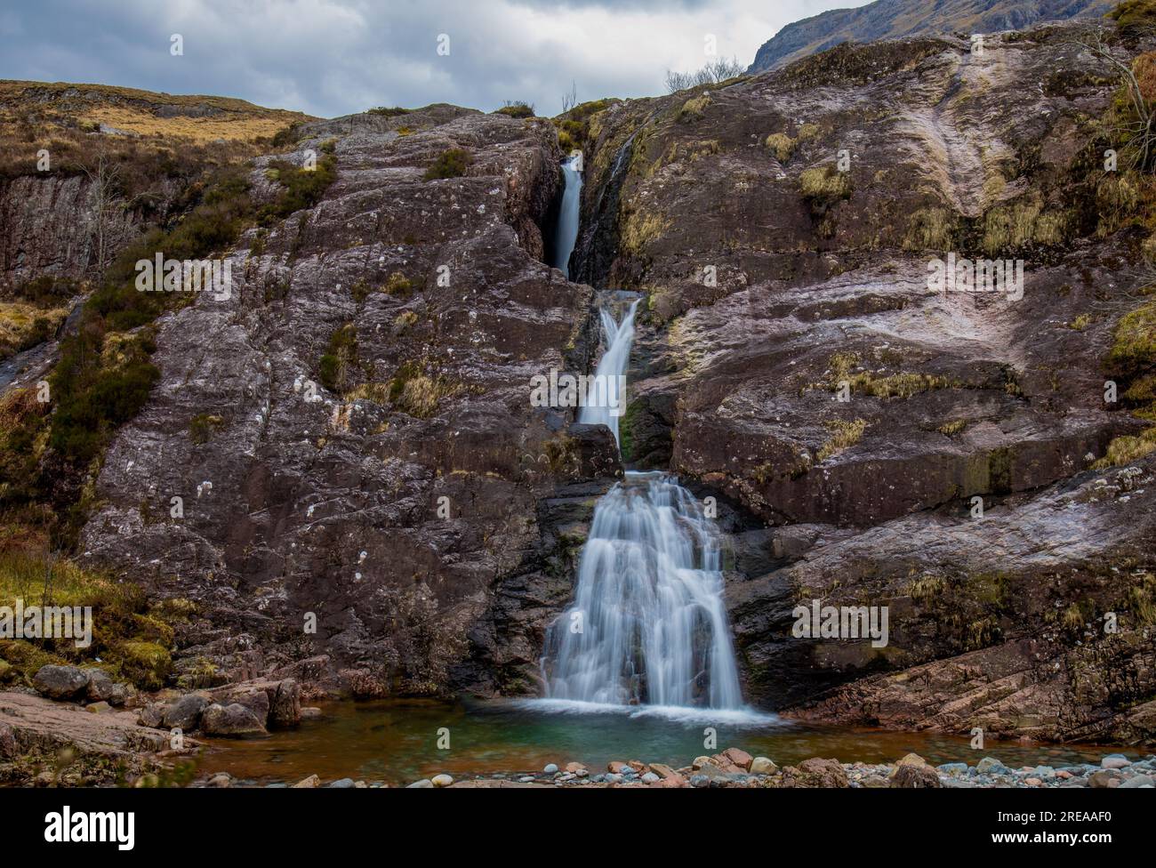 Seidiges Wasser, das langsam über die Felsen in Glencoe, Schottland, strömt Stockfoto