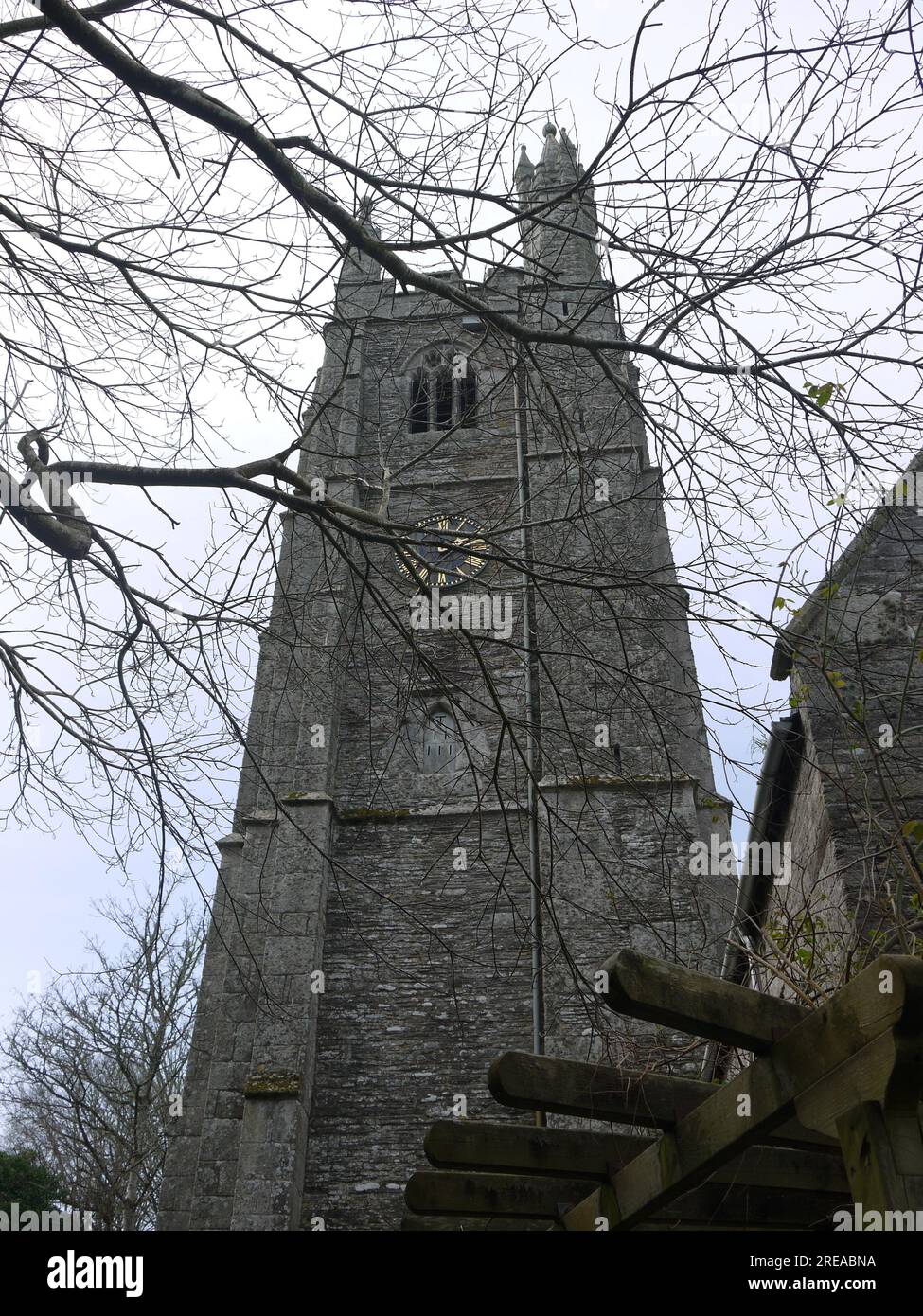 St. Mawgan, Cornwall, Großbritannien - März 2022 - der Kirchturm von St. Mawgan aus dem 14. Jahrhundert in Pydar, der St. Mawgan und St. Nicholas gewidmet ist. Stockfoto