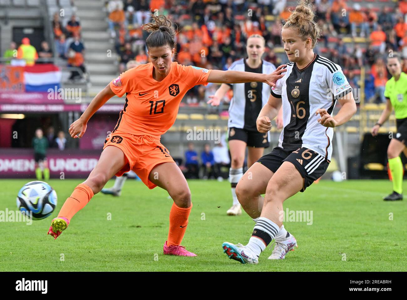 Danique Noordman (10) aus den Niederlanden und Paulina Platner (16) aus Deutschland, die bei einem Fußballspiel zwischen Frauen unter 19 niederländischen und deutschen Nationalmannschaften im UEFA-Europafinalturnier für Frauen unter 19 Jahren am dritten Spieltag in Gruppe A am Mittwoch, den 24. Juli 2023, gezeigt wurden In Tubize , Belgien . FOTO SPORTPIX | David Catry Stockfoto