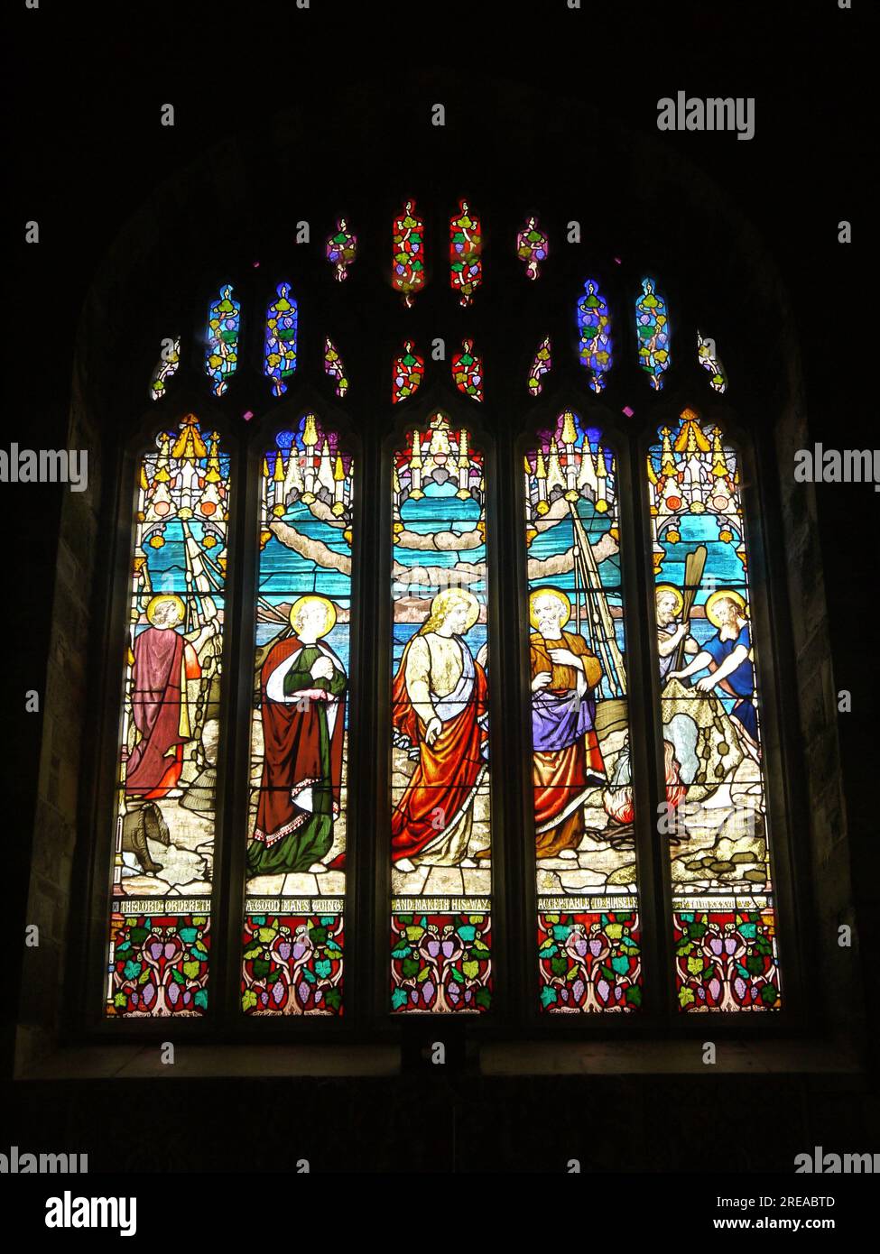 Davidstow, Cornwall, Großbritannien - März 2022: Buntglasfenster in der St. David's Church. "Der Herr verlangt, dass ein guter Mann geht." Stockfoto