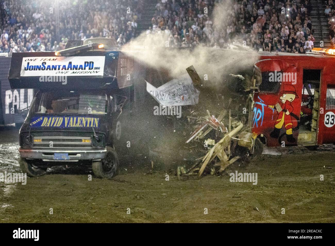 Costa Mesa, Kalifornien, USA. 11. Aug. 2018. Wohnmobile stürzen bei einem nächtlichen Demo-Derby in einem Stadion in Costa Mesa, Kalifornien, vor einem großen Publikum zusammen. (Kreditbild: © Spencer Grant/ZUMA Press Wire) NUR REDAKTIONELLE VERWENDUNG! Nicht für den kommerziellen GEBRAUCH! Stockfoto