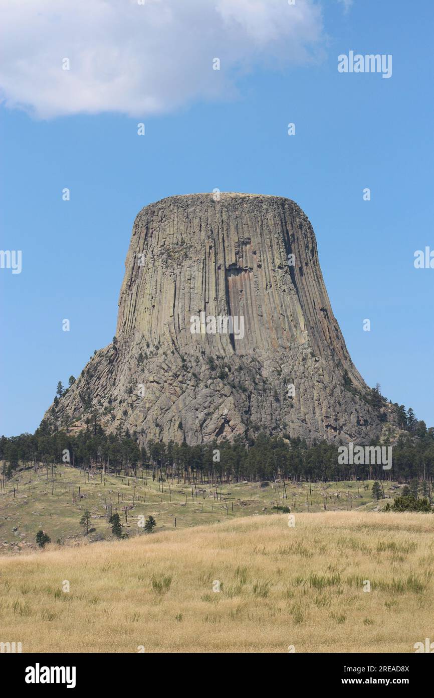 Der Teufelsturm steht in der Ferne Stockfoto