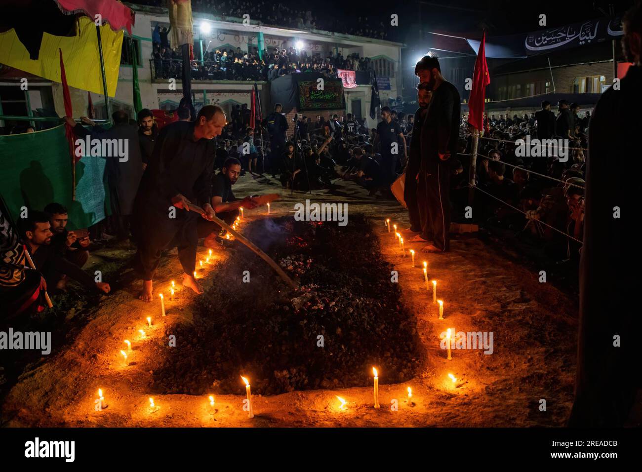 25. Juli 2023, Srinagar, Jammu und Kaschmir, Indien: Schiitische muslimische Männer aus Kashmiri bereiten die Feuerstelle vor, um an der Feuerwalzeremonie während der gedenkfeier der Ashura (10. Tag des Muharrams) am Stadtrand von Srinagar teilzunehmen. (Kreditbild: © Faisal Bashir/SOPA Images via ZUMA Press Wire) NUR REDAKTIONELLE VERWENDUNG! Nicht für den kommerziellen GEBRAUCH! Stockfoto