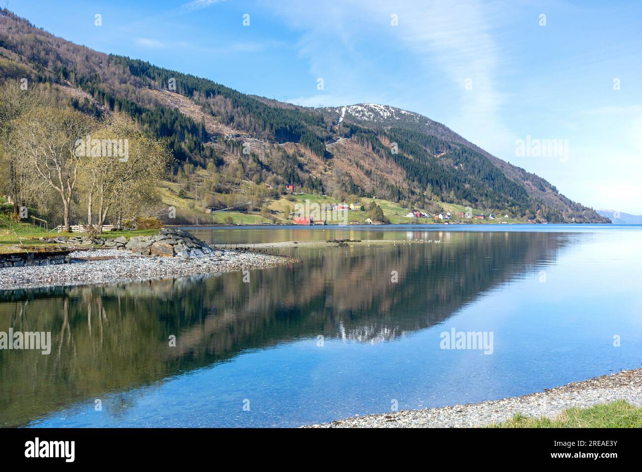 Blick auf den Fjord über den Eid River (Eidselva), Nordfjordeid, Vestland County, Norwegen Stockfoto