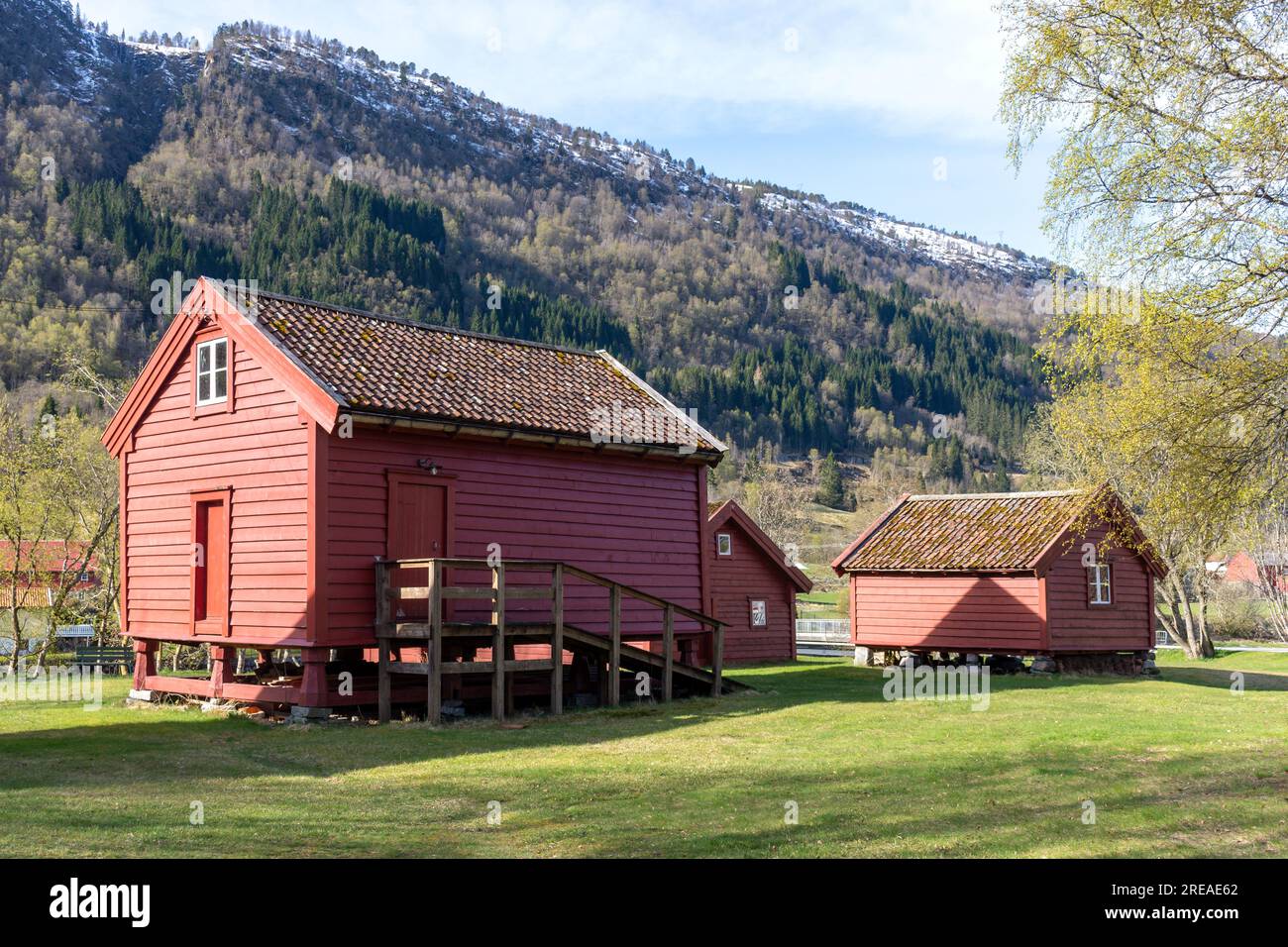 Hölzerne Armeehütten auf der Eksersisplassen (dem Testgelände) am Eid River (Eidselva), Nordfjordeid, Vestland County, Norwegen Stockfoto