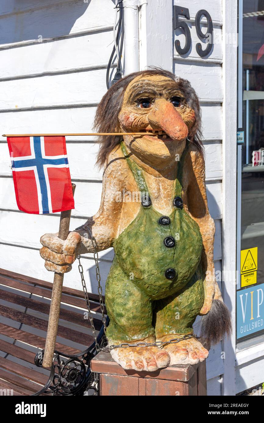 Norwegischer Troll (nordische Folklore) vor dem Touristenladen im Stadtzentrum, Eidsgata, Nordfjordeid, Vestland County, Norwegen Stockfoto
