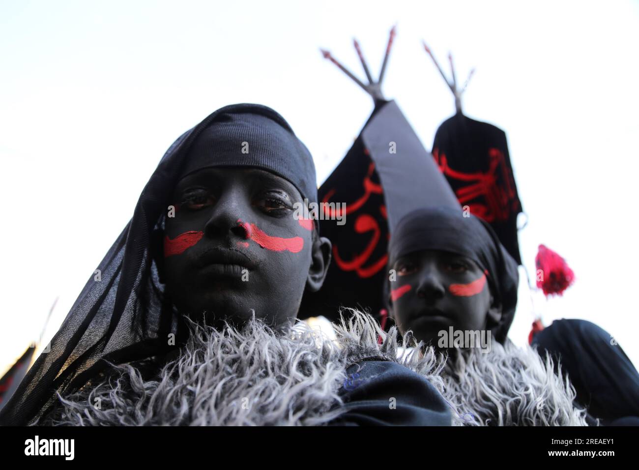 Khomeyni Shahr, Isfahan, Iran. 26. Juli 2023. Jugendliche treten als Jinns auf einem religiösen Karneval auf, der den heiligen muslimischen Monat Moharram in Khomeyni Shahr in der Nähe der Stadt Isfahan feiert. Der Dschinn ist eine Rasse spiritueller Wesen im Islam und spielt bei religiösen Darbietungen eine Rolle. (Kreditbild: © RouzbritFouladi/ZUMA Press Wire) NUR REDAKTIONELLE VERWENDUNG! Nicht für den kommerziellen GEBRAUCH! Stockfoto