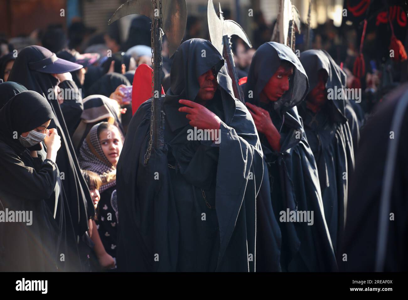 Khomeyni Shahr, Isfahan, Iran. 26. Juli 2023. Jugendliche treten als Jinns auf einem religiösen Karneval auf, der den heiligen muslimischen Monat Moharram in Khomeyni Shahr in der Nähe der Stadt Isfahan feiert. Der Dschinn ist eine Rasse spiritueller Wesen im Islam und spielt bei religiösen Darbietungen eine Rolle. (Kreditbild: © RouzbritFouladi/ZUMA Press Wire) NUR REDAKTIONELLE VERWENDUNG! Nicht für den kommerziellen GEBRAUCH! Stockfoto