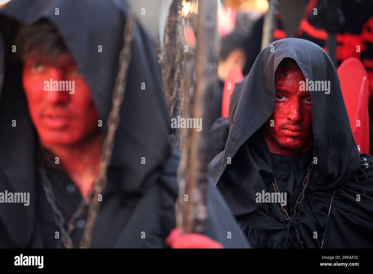 Khomeyni Shahr, Isfahan, Iran. 26. Juli 2023. Jugendliche treten als Jinns auf einem religiösen Karneval auf, der den heiligen muslimischen Monat Moharram in Khomeyni Shahr in der Nähe der Stadt Isfahan feiert. Der Dschinn ist eine Rasse spiritueller Wesen im Islam und spielt bei religiösen Darbietungen eine Rolle. (Kreditbild: © RouzbritFouladi/ZUMA Press Wire) NUR REDAKTIONELLE VERWENDUNG! Nicht für den kommerziellen GEBRAUCH! Stockfoto