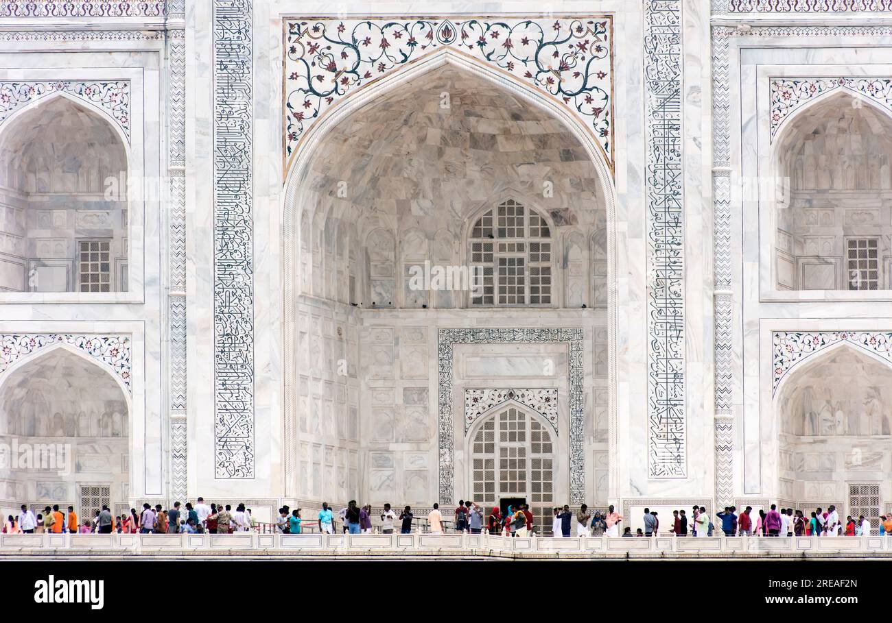 Menschen außerhalb des Taj Mahal, Agra, Uttar Pradesh, Indien Stockfoto