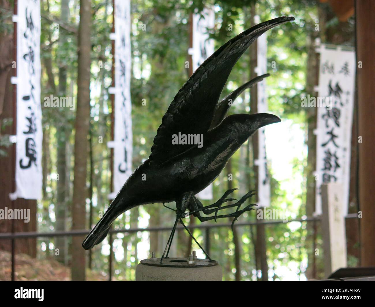 Yatagarasu, die legendäre schwarze, dreibeinige Krähe am Hongu Taisha Shinto-Schrein, einem der drei großen Schreine von Kumano. Stockfoto