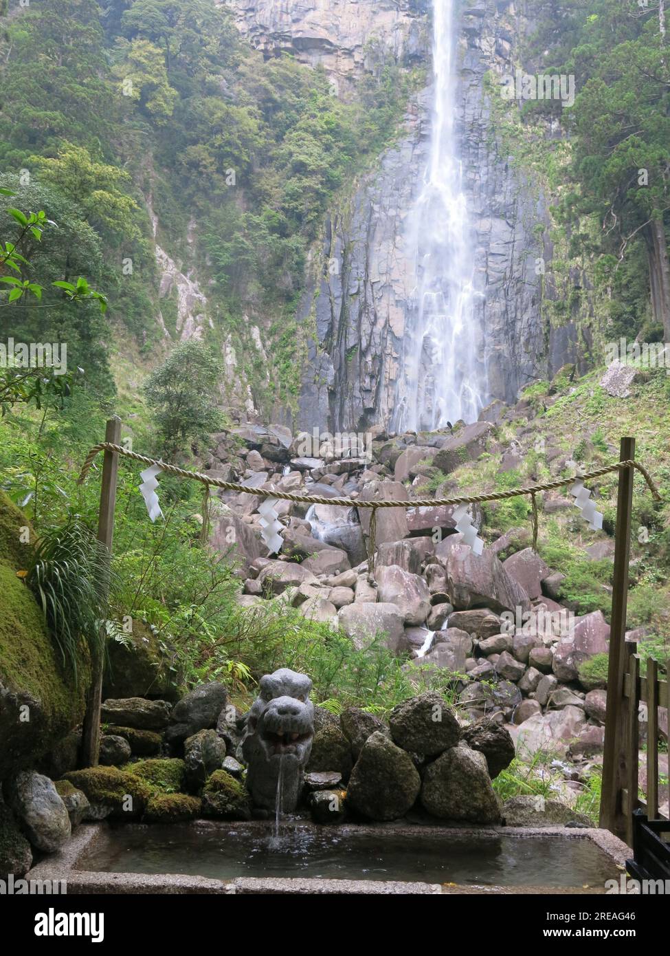Der höchste Wasserfall Japans mit einem einzigen 133m m langen, ununterbrochenen Wasserfall sind die Nachi No Taki Falls, die zu den heiligen Stätten der Kii Mountains gehören. Stockfoto