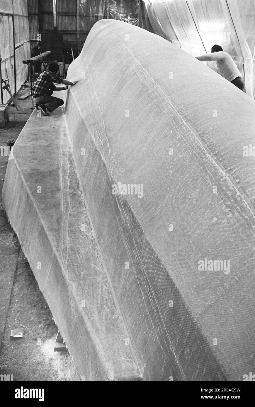AJAXNETPHOTO. 25TH. MÄRZ 1974 PORTCHESTER, ENGLAND. CHAY BLYTHS NEUER 80FT TRIMARAN GREAT BRITAIN III IM BAU BEI WICORMARINE. BLYTH PLANT, BEIM RNSA MULTIHULL-RENNEN 1975 AB DEM 1ST. NOVEMBER 1975 DAS SCHIFF ZU BETRETEN, DAS VERMUTLICH DIE GRÖSSTE GLASFASER-MULTIHULL-YACHT DER WELT IST. DIE BAUKOSTEN FÜR DIE YACHT WERDEN AUF 120.000 PFUND GESCHÄTZT, DIE VON DEM GESCHÄFTSMANN „UNION“ JACK HAYWARD ÜBERNOMMEN WURDEN. FOTO: JONATHAN EASTLAND/AJAX REF:232404 92 Stockfoto