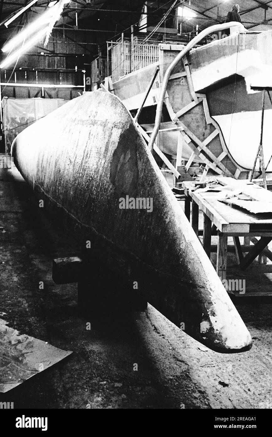 AJAXNETPHOTO. 25TH. MÄRZ 1974 PORTCHESTER, ENGLAND. CHAY BLYTHS NEUER 80FT TRIMARAN GREAT BRITAIN III IM BAU BEI WICORMARINE. BLYTH PLANT, BEIM RNSA MULTIHULL-RENNEN 1975 AB DEM 1ST. NOVEMBER 1975 DAS SCHIFF ZU BETRETEN, DAS VERMUTLICH DIE GRÖSSTE GLASFASER-MULTIHULL-YACHT DER WELT IST. DIE BAUKOSTEN FÜR DIE YACHT WERDEN AUF 120.000 PFUND GESCHÄTZT, DIE VON DEM GESCHÄFTSMANN „UNION“ JACK HAYWARD ÜBERNOMMEN WURDEN. FOTO: JONATHAN EASTLAND/AJAX REF:232404 93 Stockfoto