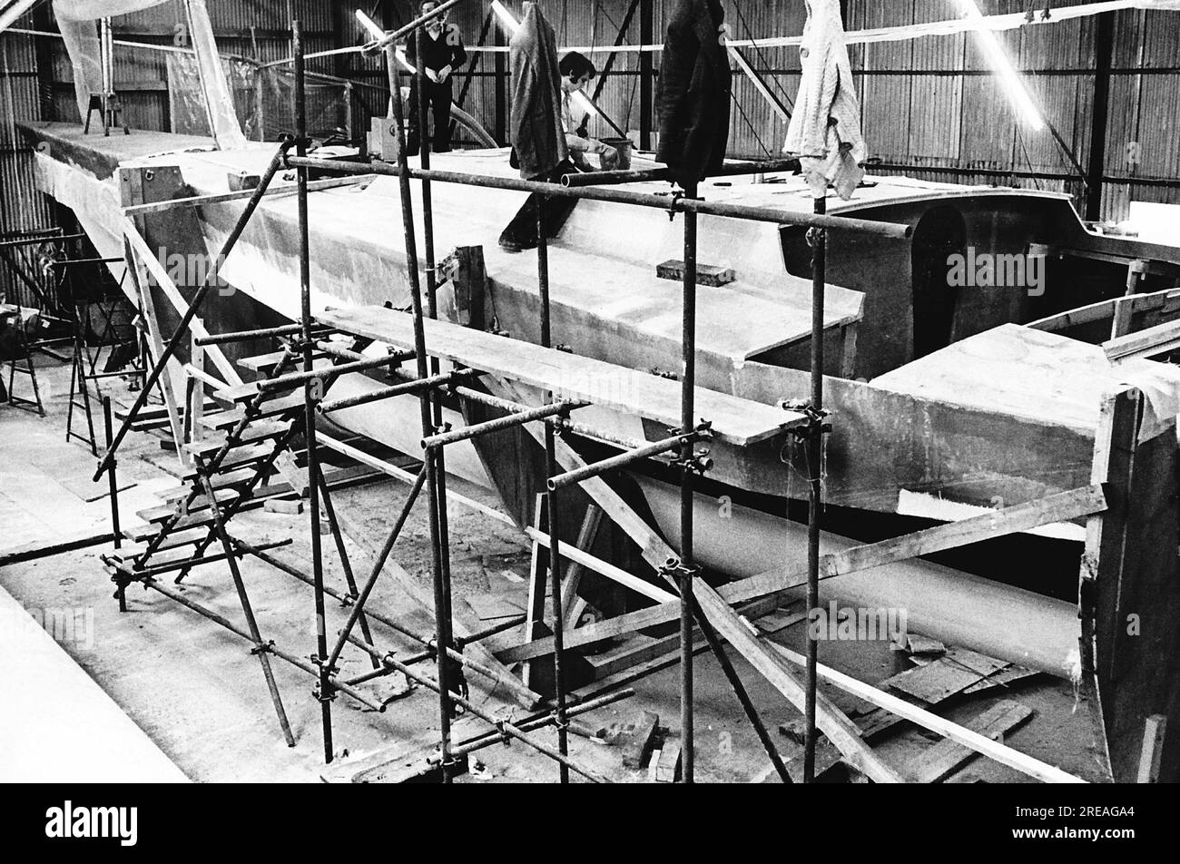 AJAXNETPHOTO. 25TH. MÄRZ 1974 PORTCHESTER, ENGLAND. CHAY BLYTHS NEUER 80FT TRIMARAN GREAT BRITAIN III IM BAU BEI WICORMARINE. BLYTH PLANT, BEIM RNSA MULTIHULL-RENNEN 1975 AB DEM 1ST. NOVEMBER 1975 DAS SCHIFF ZU BETRETEN, DAS VERMUTLICH DIE GRÖSSTE GLASFASER-MULTIHULL-YACHT DER WELT IST. DIE BAUKOSTEN FÜR DIE YACHT WERDEN AUF 120.000 PFUND GESCHÄTZT, DIE VON DEM GESCHÄFTSMANN „UNION“ JACK HAYWARD ÜBERNOMMEN WURDEN. FOTO: JONATHAN EASTLAND/AJAX REF:232404 94 Stockfoto